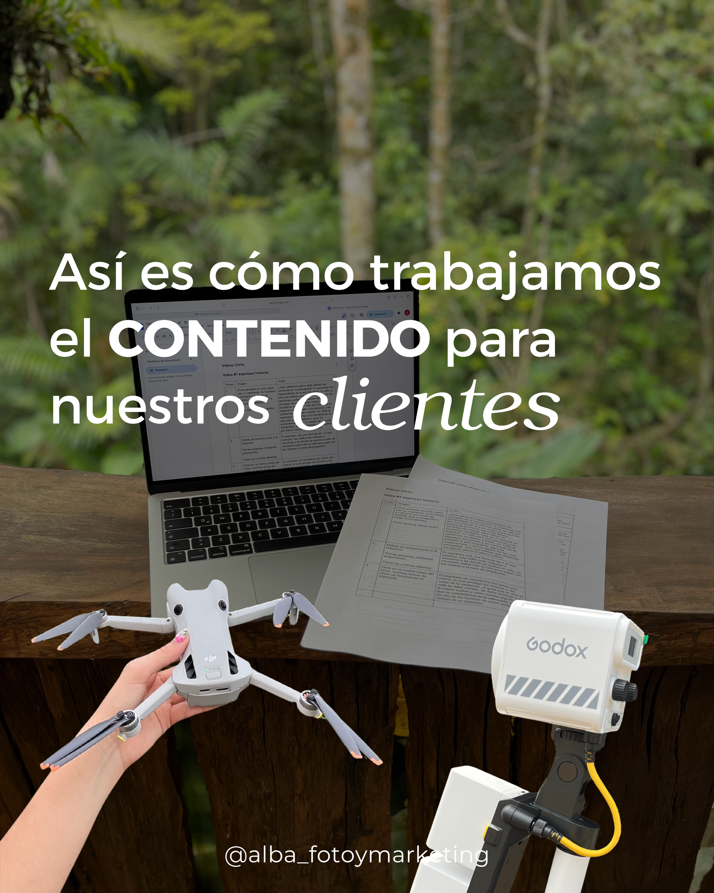 Imagen de una persona sosteniendo un dron, sobre un escritorio de madera con una computadora portátil, papeles y una máquina de grabación, en medio de un entorno natural con árboles y vegetación.