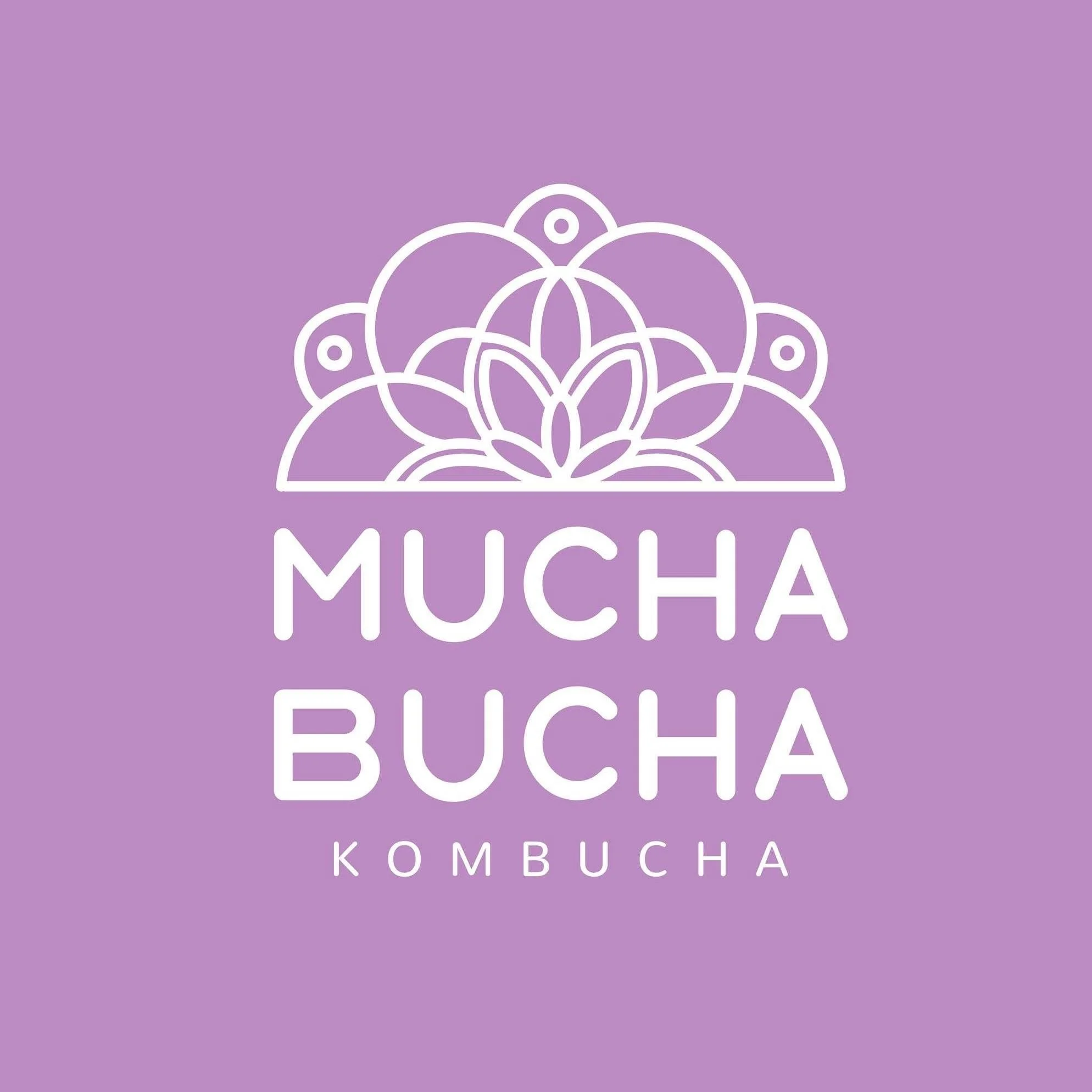 Logotipo de colores morado y blanco con un diseño de mandala y texto que dice 'Mucha Bucha Kombucha'.