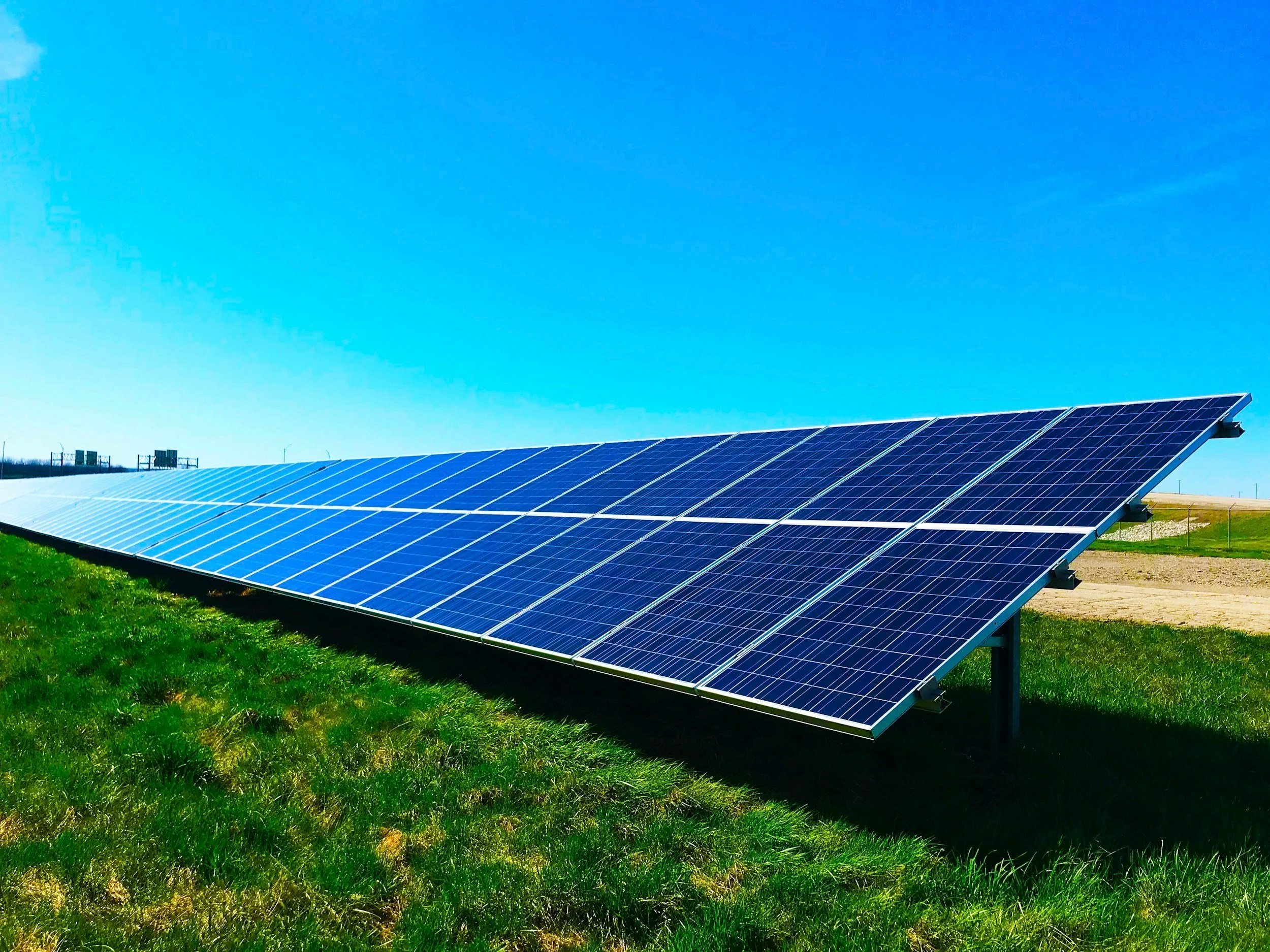 Eine große Agri-PV-Anlage im Freien unter blauem Himmel.