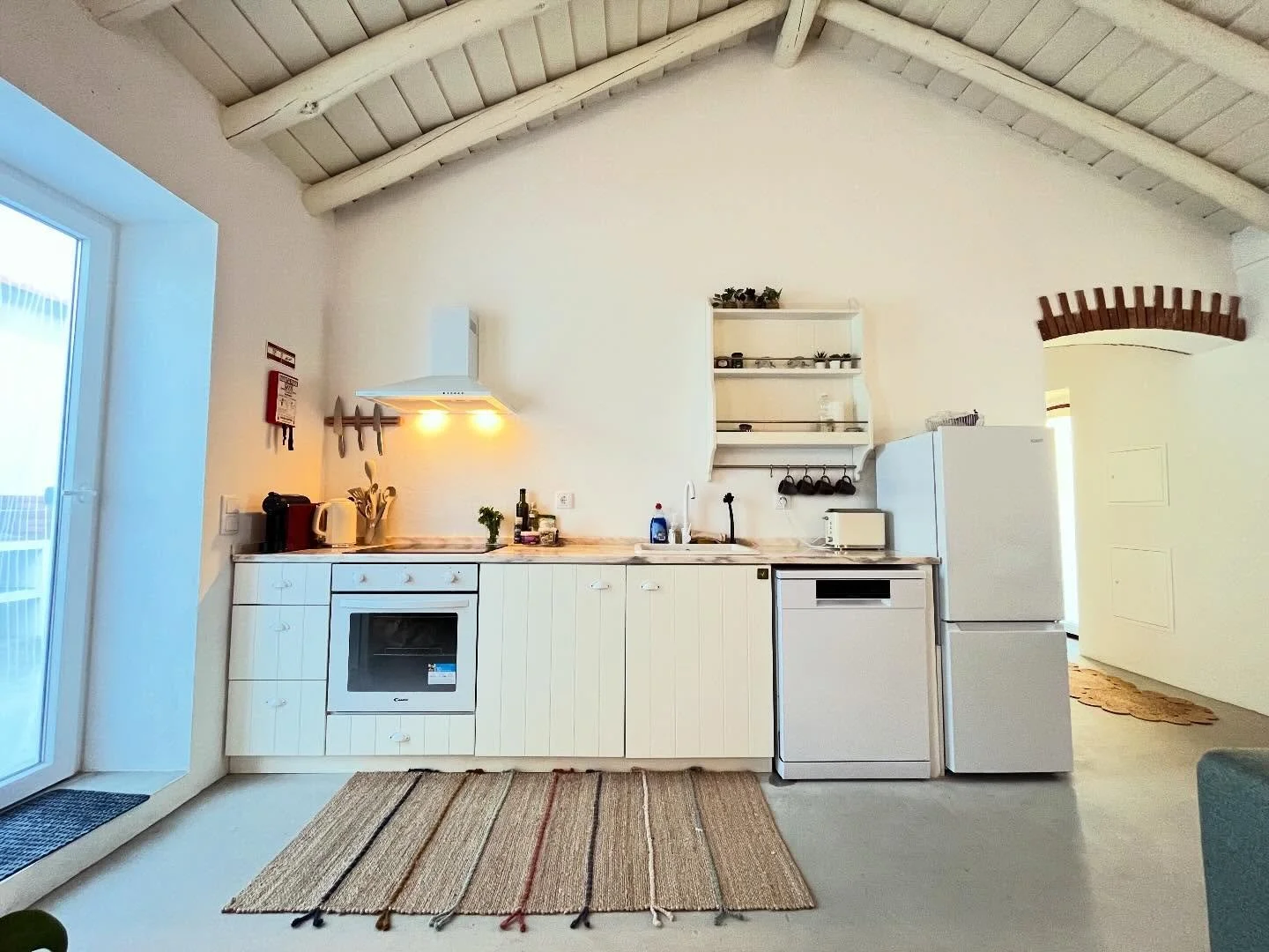 For someone who loves cooking, any holiday house kitchen gotta be up to par 👩&zwj;🍳👨&zwj;🍳 #palmahouse🌴