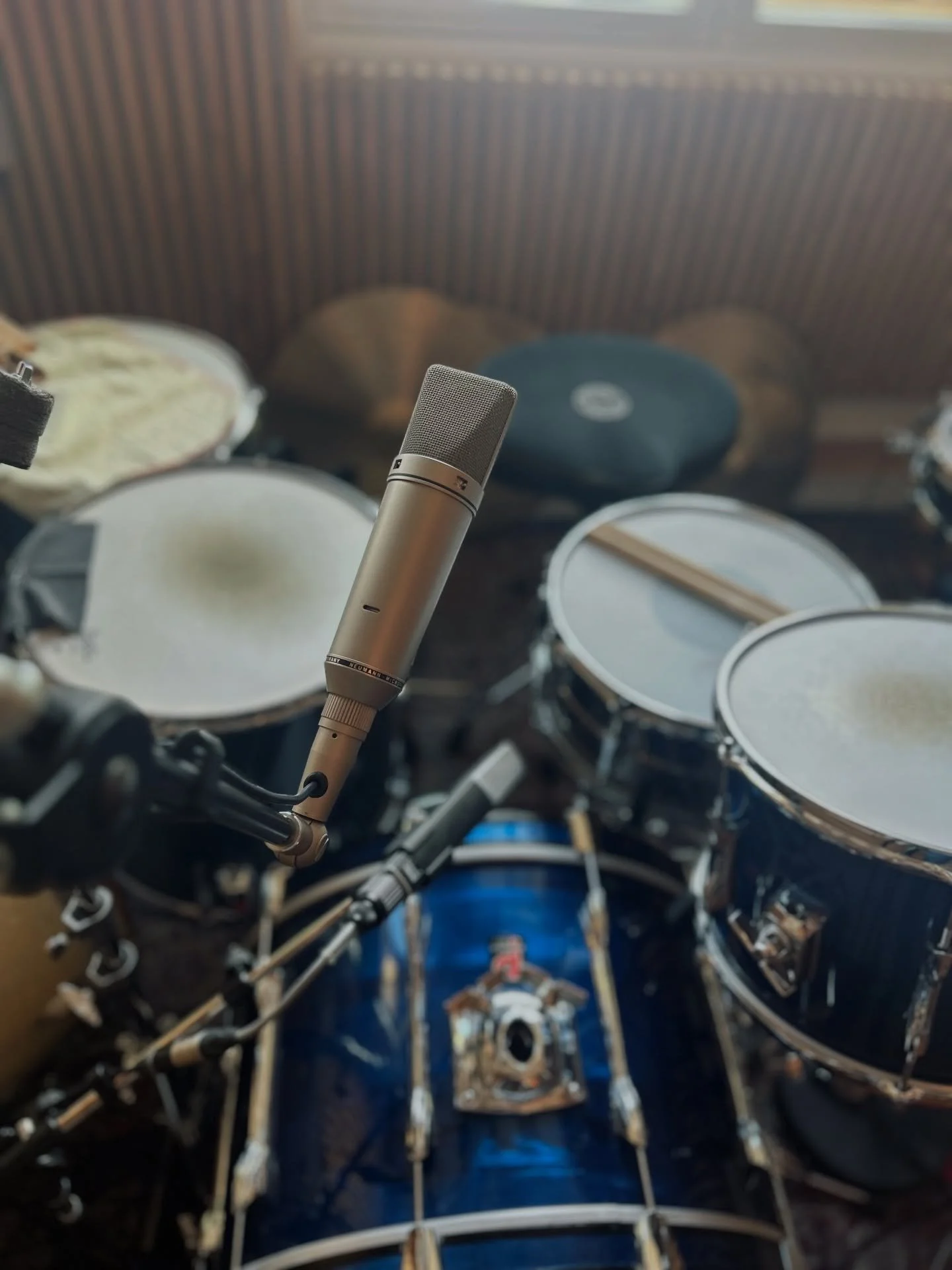 Today after my violin recording session I finally had some time to experiment with the two mic/saturation/60&rsquo;s thing. &lsquo;69 @neumann.berlin u87 into @analogue_addicts tube pre plus @sennheiser md421 in front of the kick. No muffling inside 