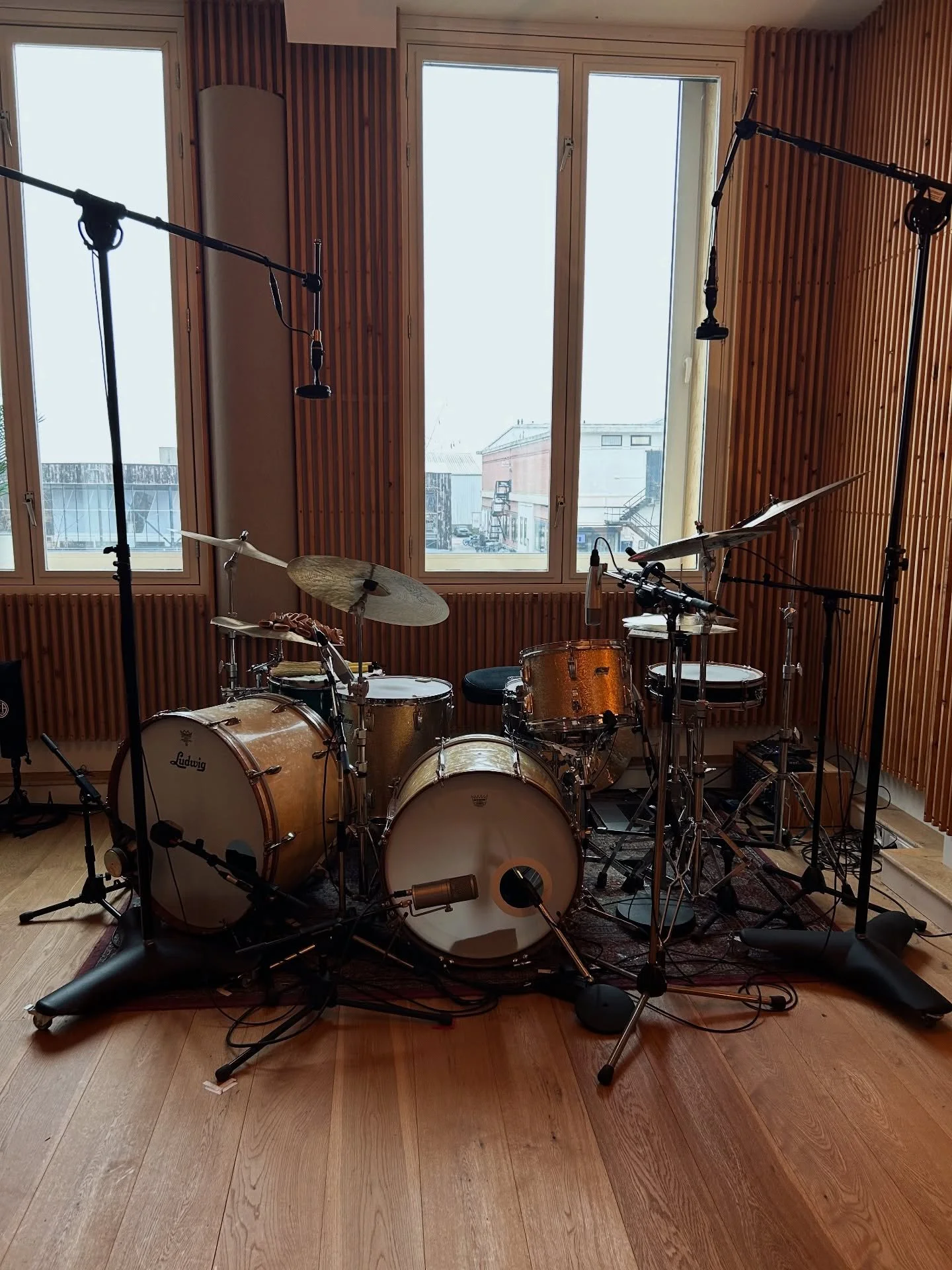 I am putting together my new live setup for the upcoming club and festival shows with @kikibusio . 

We used quite some drum percussion layering for her record - even though her songs are roots/blues based. To me it was highly inappropriate to use ba