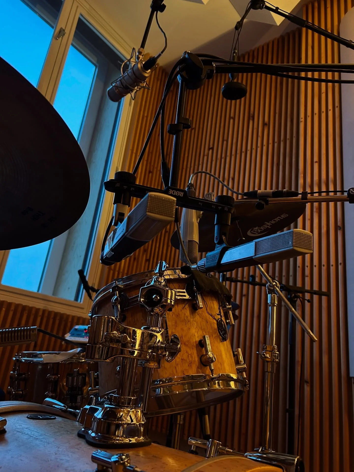 Last week I had the pleasure to record my good friend @ariedrum with @marcooonincx for two new songs by @philbee99 . The stereo @sennheiser &ldquo;Droom&rdquo; did strike again! Also really dig the @royerlabs 121 as wurst with distressor distortion a