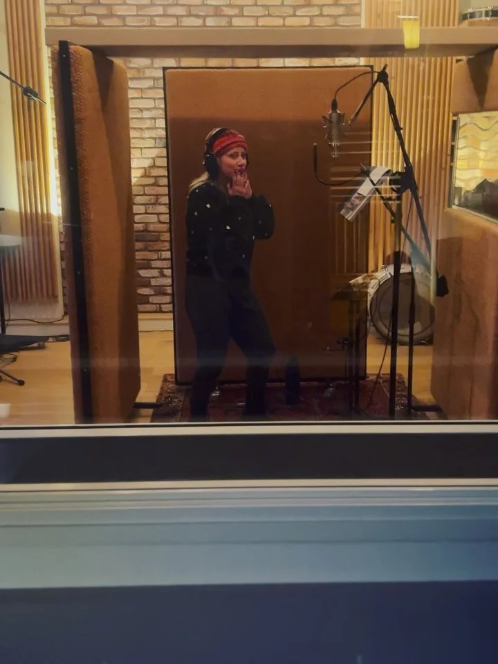 Last recording session of the year: backing vocals for @kikibusio &lsquo;s first album.
Such a joy to work with @misslucywoodward and @yurithofficial again! Such a great team ❤️ &hellip; and oh so fast 🏎️💨
I am really looking forward to 2026 and al