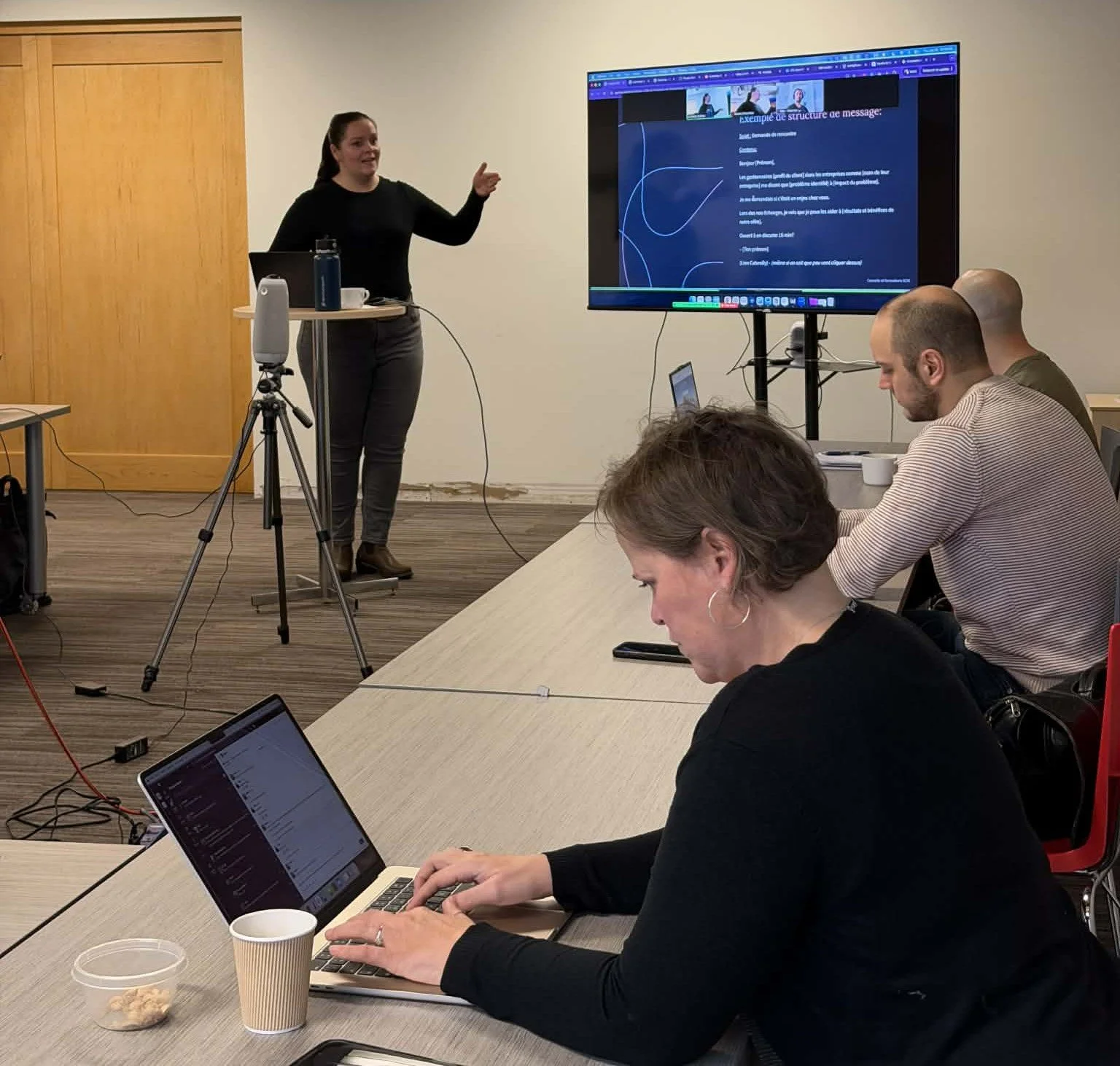 Une femme donnant une formation hybride - Sandra Cinq-Mars