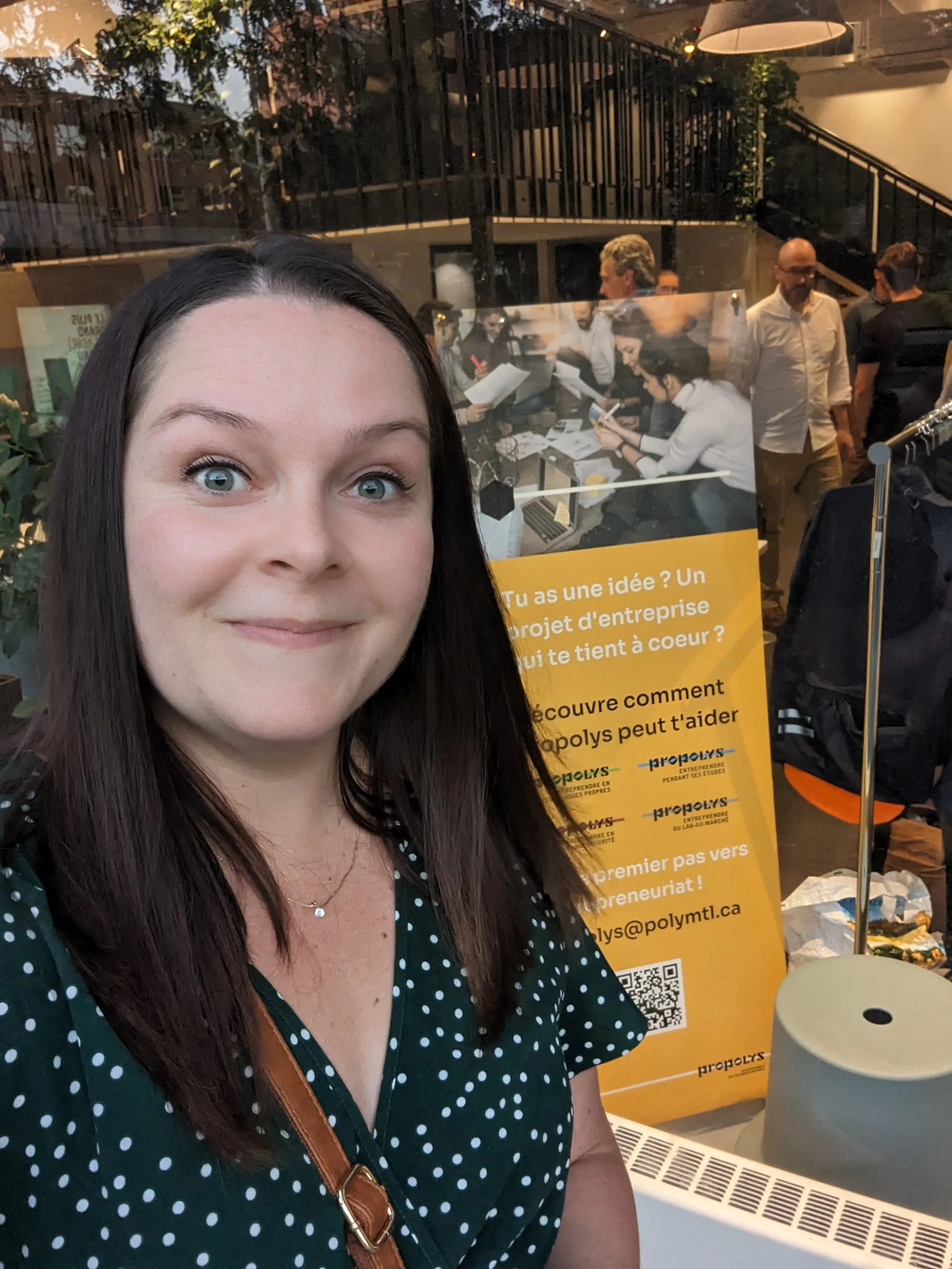 Une femme devant une banière lors d'une activité de réseautage - Sandra Cinq-Mars