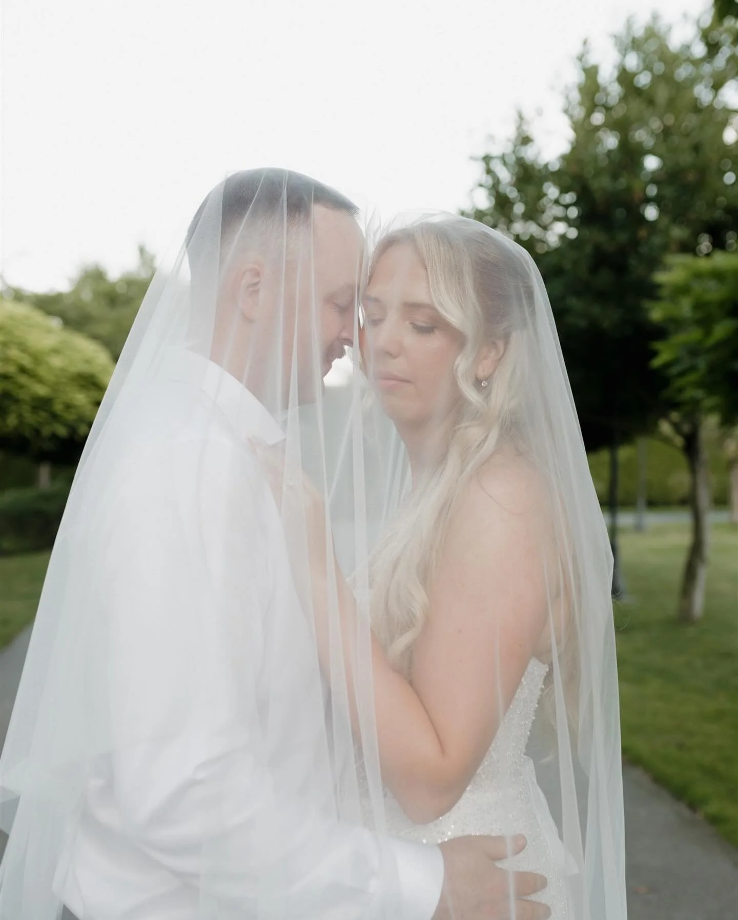 J+T 🌸 A beautiful summer wedding filled with so much love and laughter. Their wedding day was filled with sentimental moments honouring their loved ones which made the day even sweeter 🪽

Venue: @bloomgardenweddings 
Planner: @refinedrevelryevents 