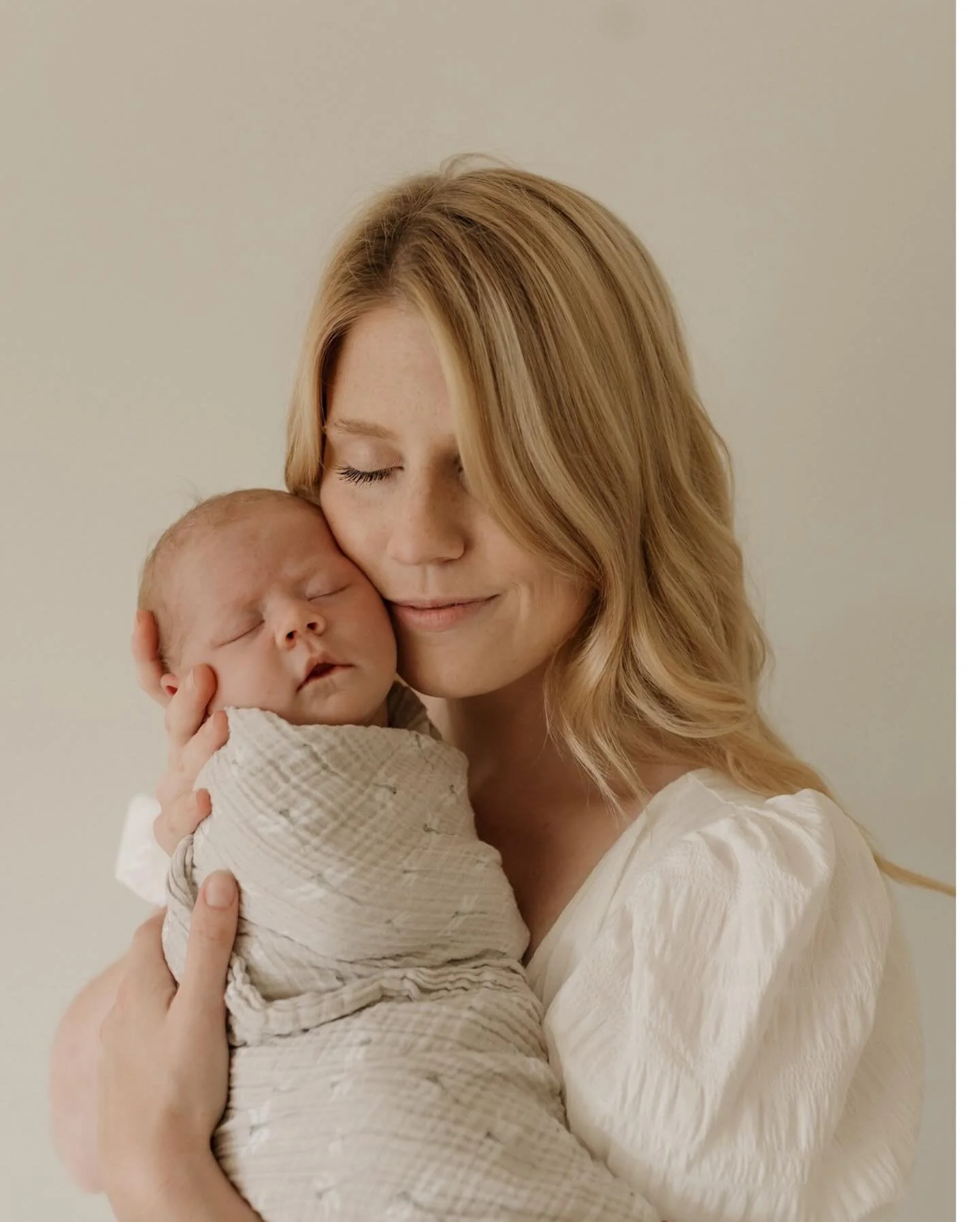 The sweetest mama and her babies 🤍 I offer a maternity &amp; newborn special if you are expecting a little one this year and want to document the beauty of motherhood 🌸

#kelownaphotographer #fraservalleyphotographer #bcphotographer #canadianphotog