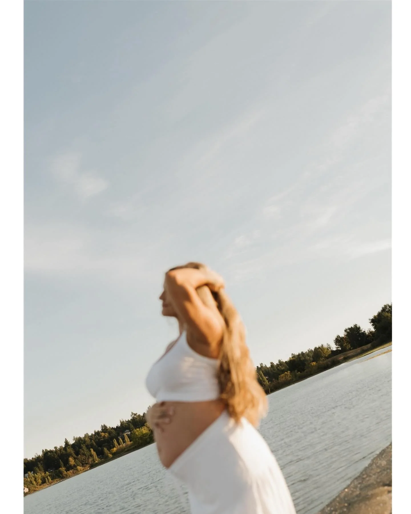 Can&rsquo;t get over how beautiful this session was with this beautiful mama and her growing bump. These quiet, happy moments before baby arrives are some of my favourites to document ✨

#yvrphotographer #vancouverphotographer #fraservalleyphotograph