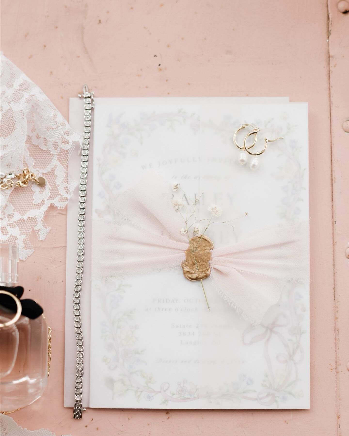 pink, lace &amp; taylor swift ✨ In love with the details from this gorgeous wedding. 

florals: @ajrdesigns1 
venue: @estate248 
makeup: @haileybesse.artist 

#vancouverweddingphotographer #bcweddingphotographer #kelownaweddingphotographer #fraserval