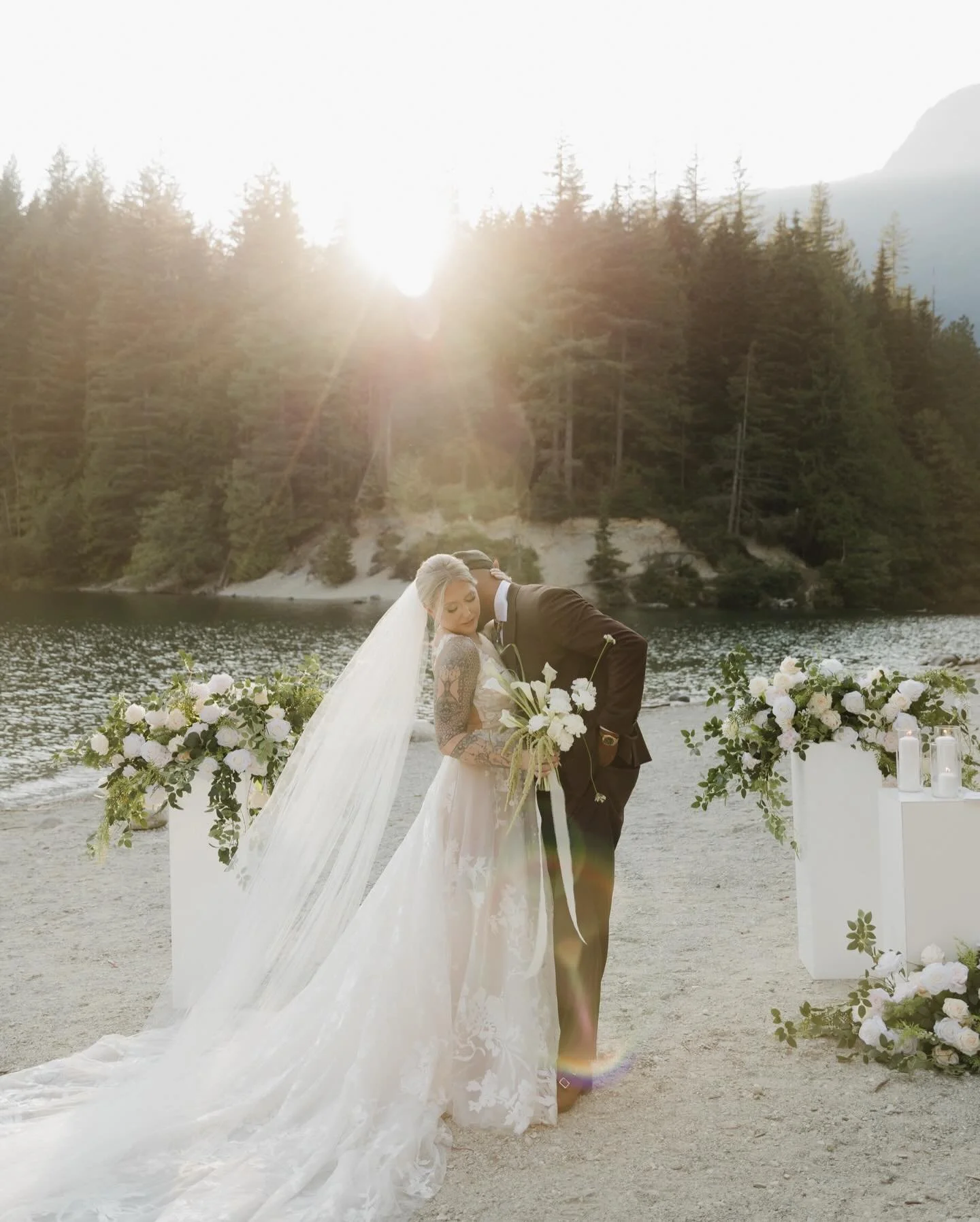 Golden hour isn&rsquo;t just a time of day, it&rsquo;s a feeling ✨ Soft light, slow moments, wind in your veil. The kind of moments that feel like a scene from a movie 🤍

If you want wedding photos that glow like this, let&rsquo;s make it happen! My