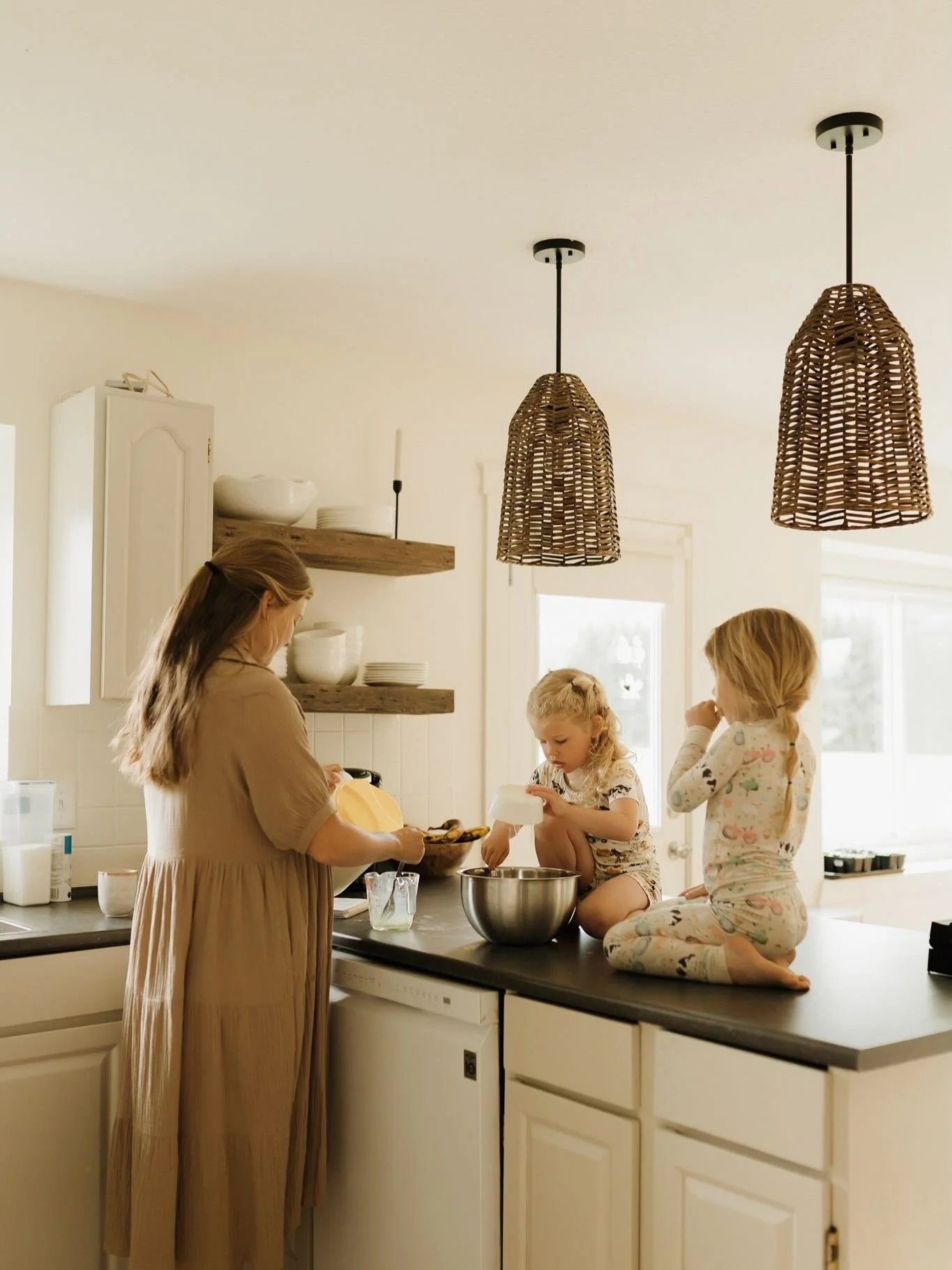This is your sign to romanticize the ordinary moments 🫶🏼 I loved getting to be a fly on the wall for this cute families morning routine, capturing the small moments that make motherhood so beautiful. 

Message me to book your own lifestyle session 
