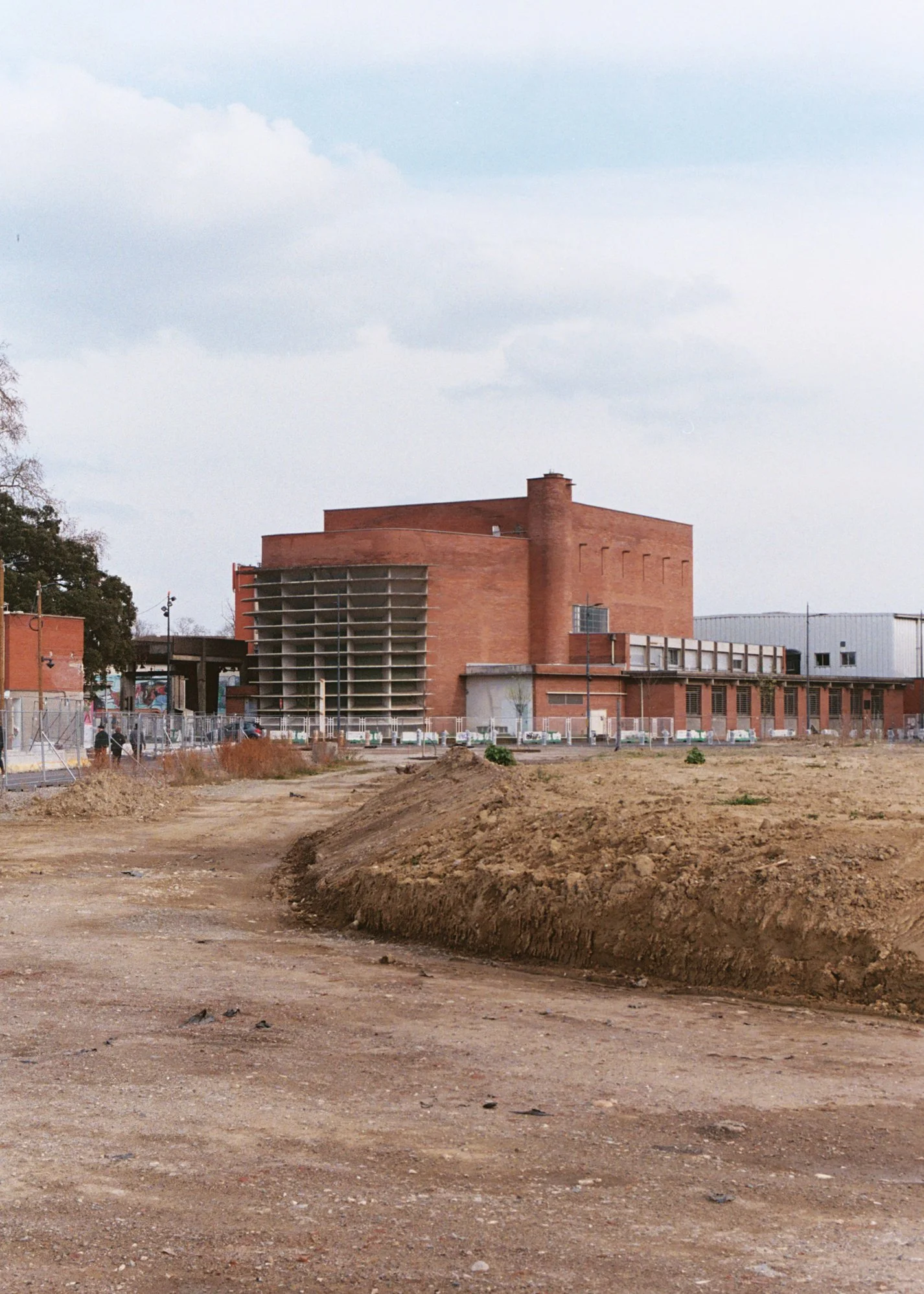 Une zone de construction avec un bâtiment en brique et un terrain non pavé