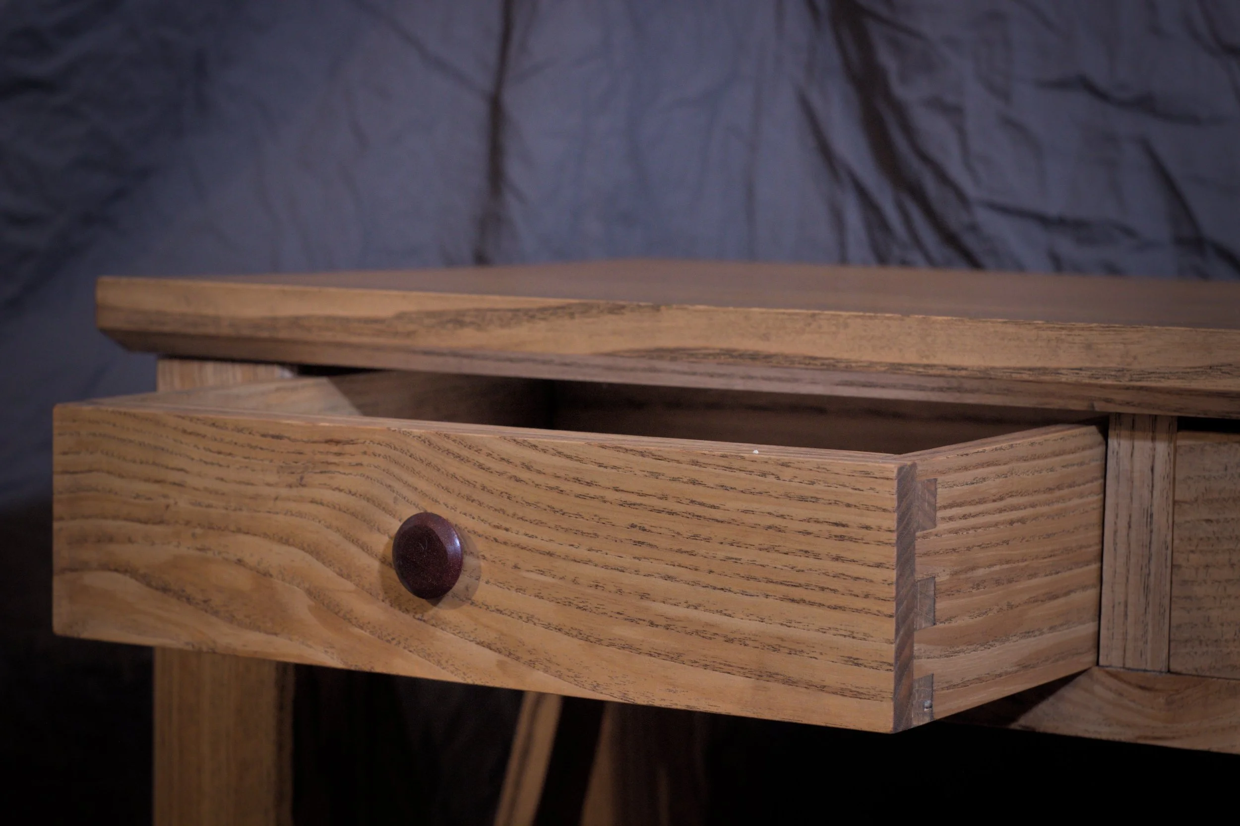 Laden kastje gemaakt van hout met een open lade