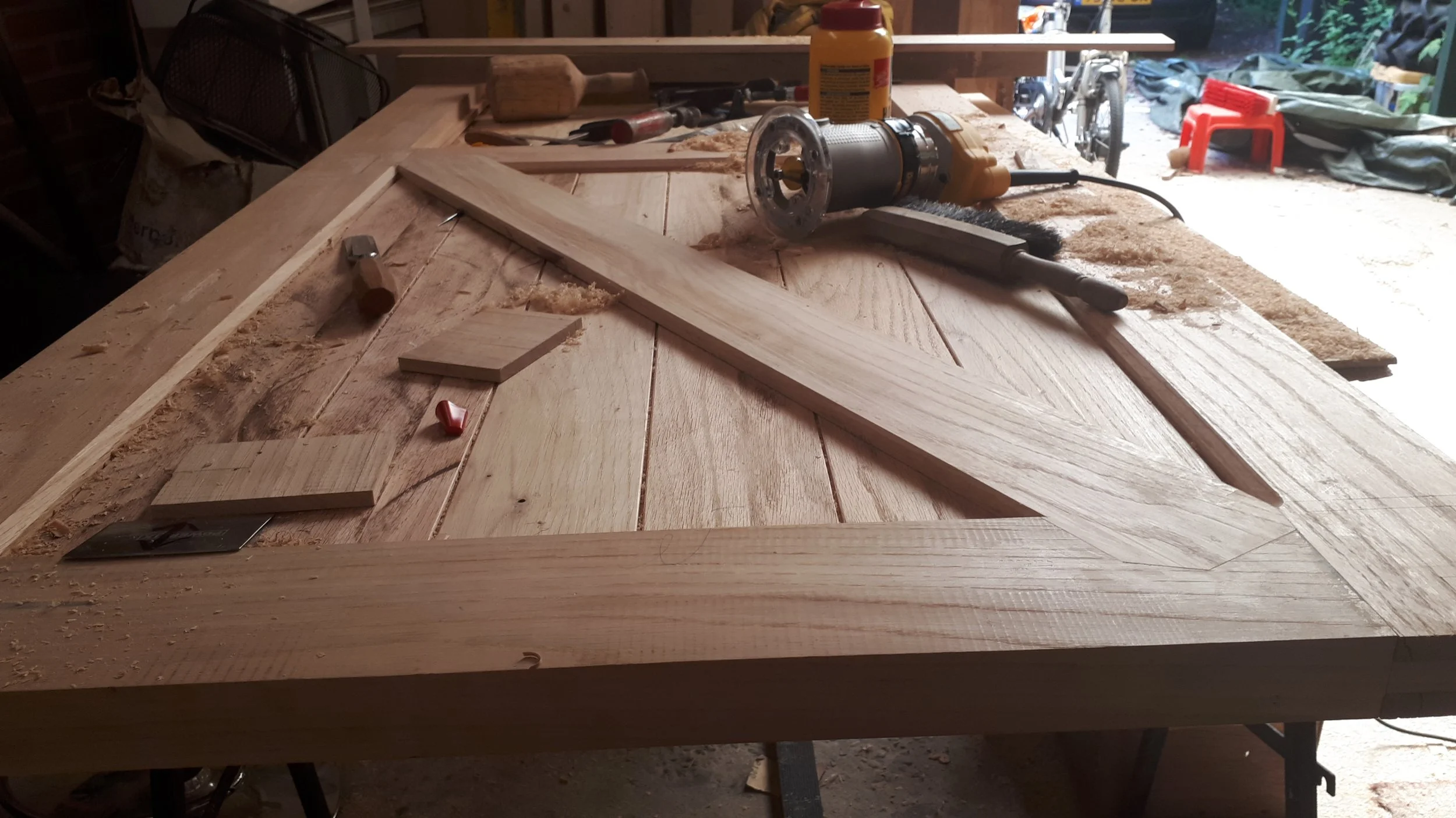 Houten werkbank met gereedschap en planken, klaar om te werken aan een meubelstuk of bouwproject.