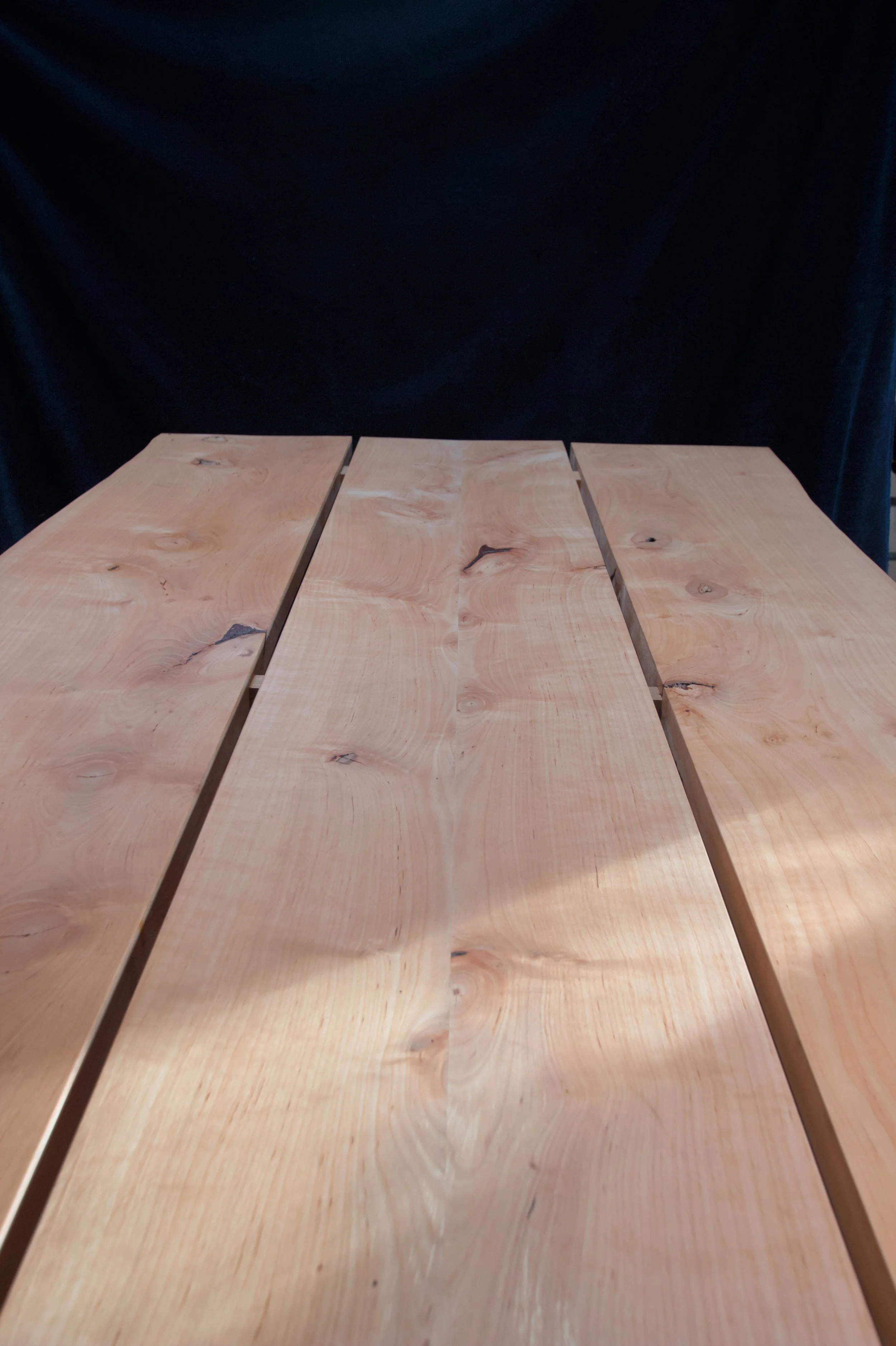 Drie houten planken op een zwarte achtergrond.