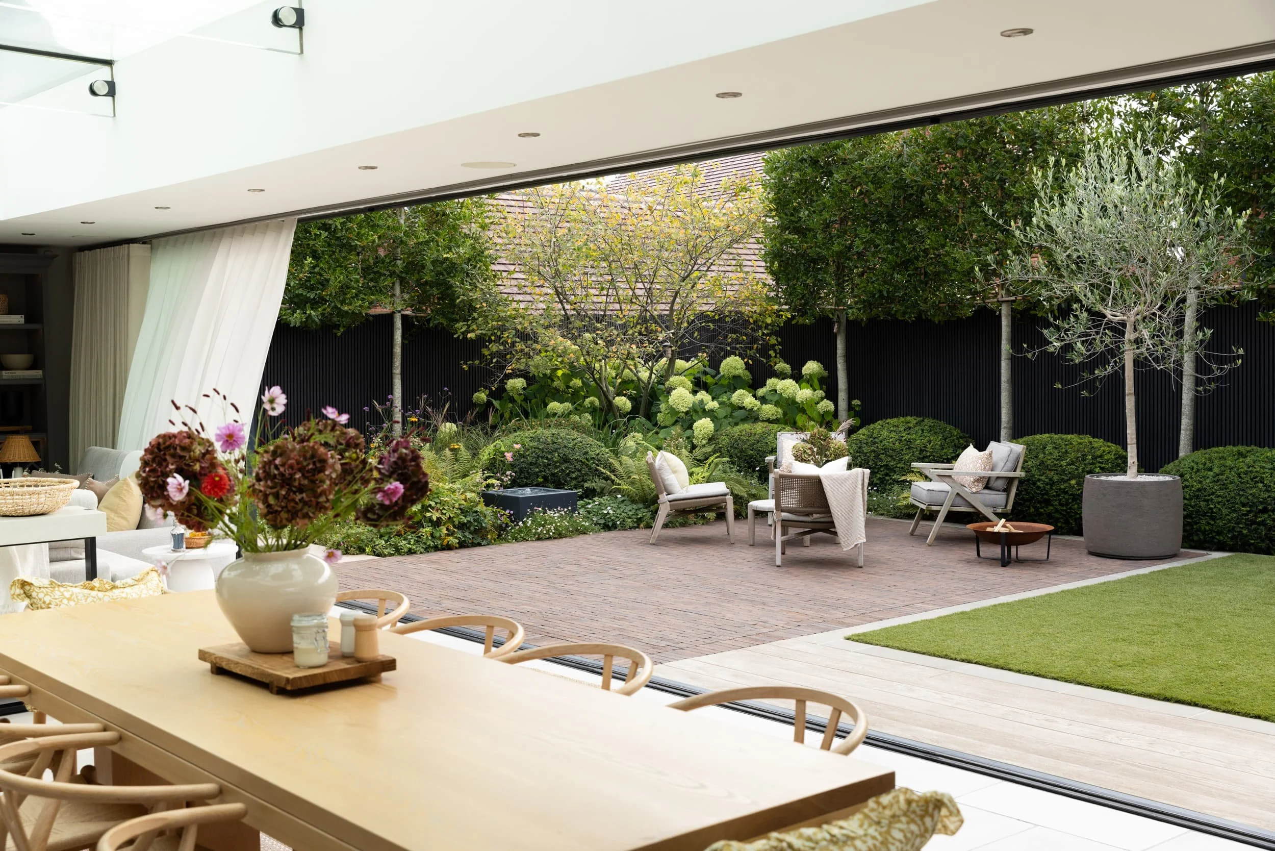 Seamless flow between interior and garden through expansive glazed panels