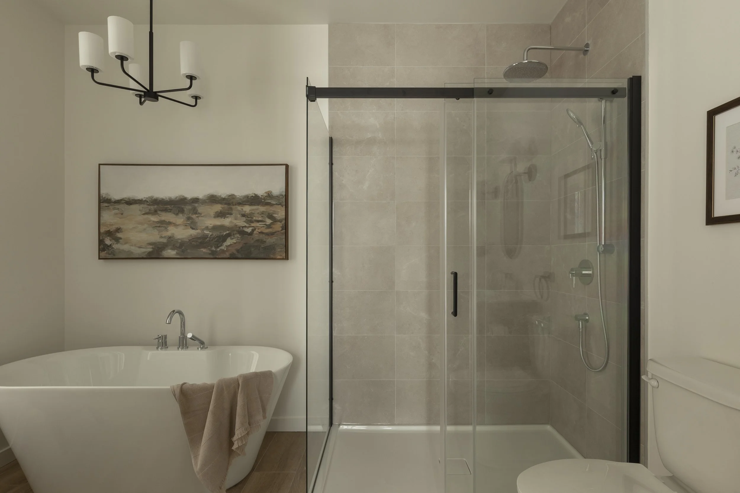 Chalet à louer à Mandeville, Lanaudière sur un vaste terrain boisé. Un décor aux tons doux et épuré favorisant la détente