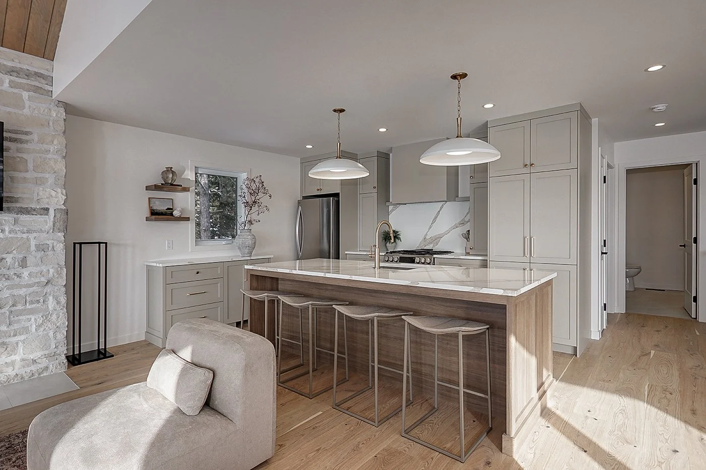 Maison moderne à Mandeville Lanaudière, construction de qualité supérieure avec grandes fenestrations, décor chaleureux, terrain boisé, accès au lac et vue imprenable sur les montagnes