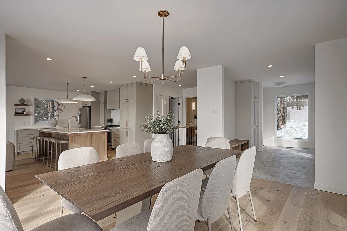 Propriété de prestige à Mandeville Lanaudière, maison moderne avec grandes fenêtres, décor chaleureux, terrain boisé et accès au lac avec vue panoramique sur les montagnes