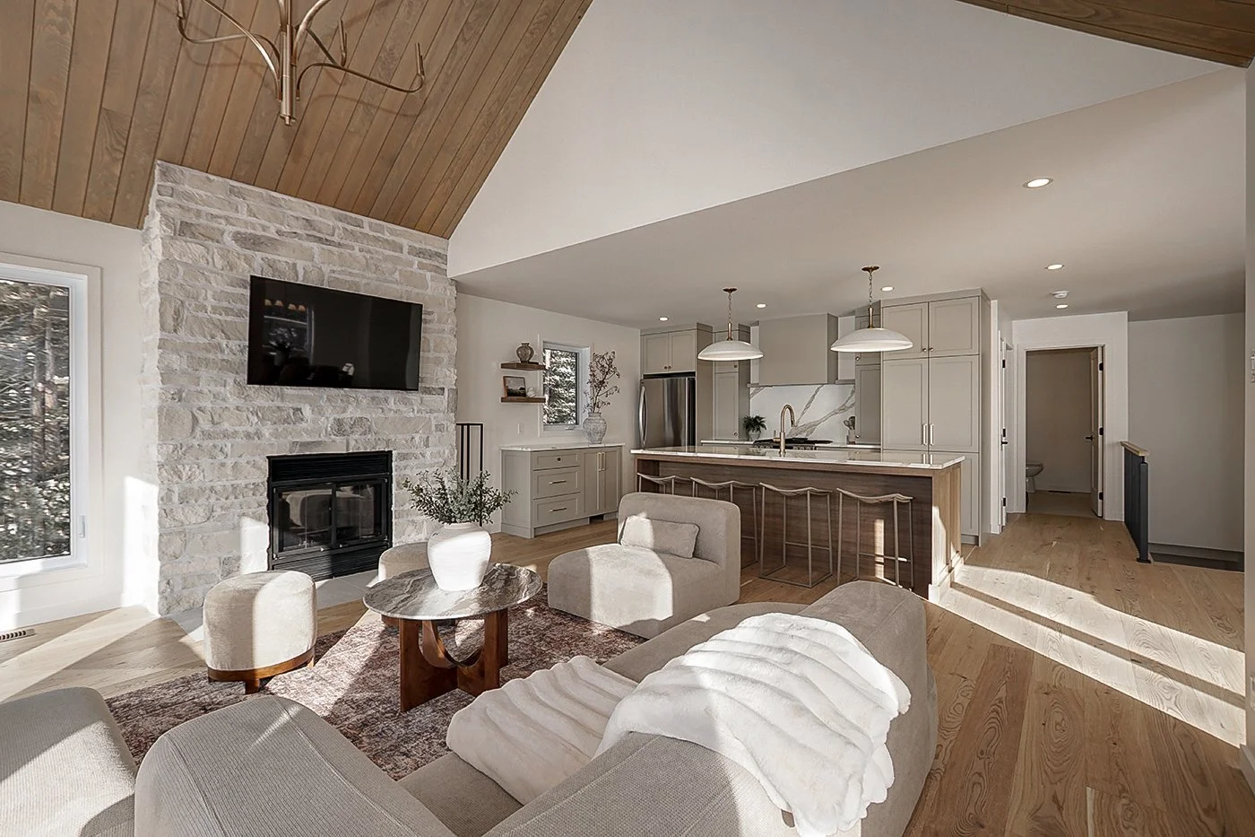 Maison à vendre à Mandeville, Lanaudière, propriété haut de gamme avec de grands espaces lumineux. Un décor chaleureux avec foyer naturel au salon donnant la vue sur les montagnes. Une construction avec des matériaux haut de gamme
