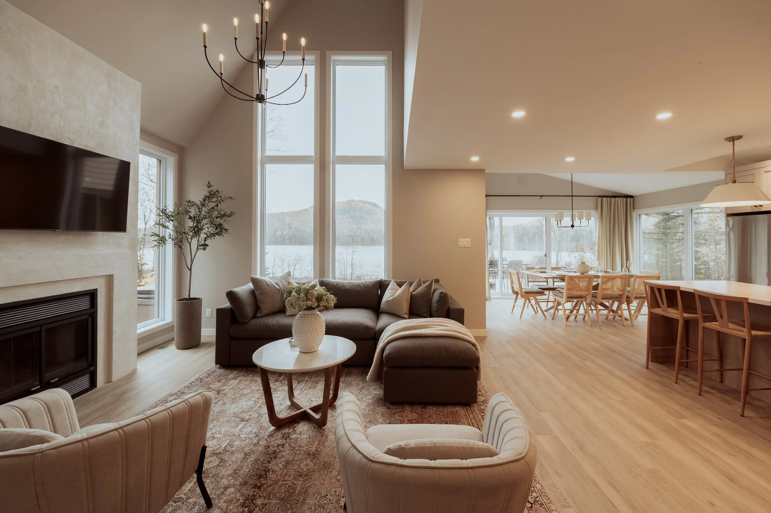 Chalet locatif à Mandeville dans Lanaudière. Un espace lumineux offrant la vue sur la lac et les montagnes. Un refuge en nature dans un environnement paisible