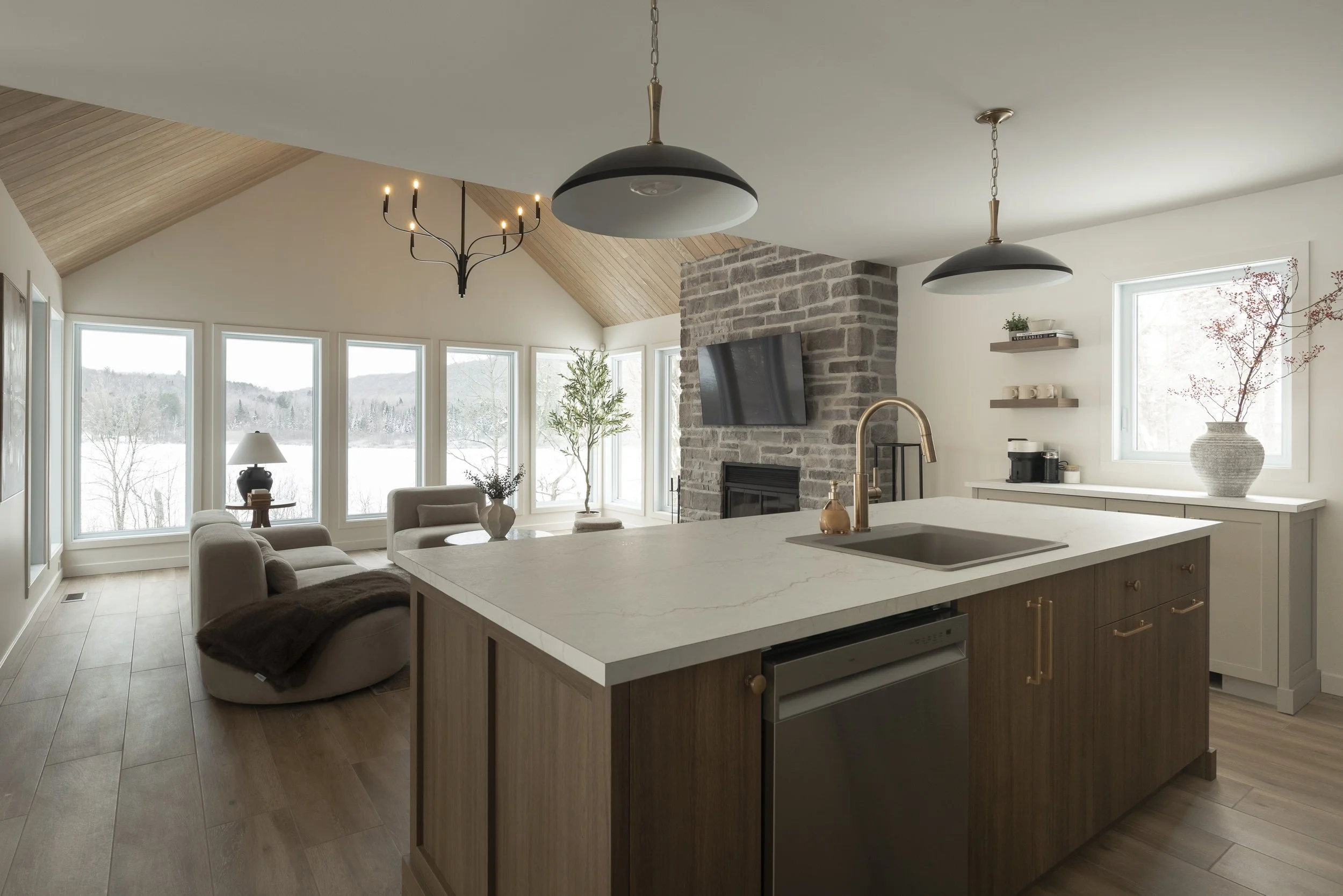 Chalet à louer sur le bord de l'eau dans Lanaudière. Un espace chaleureux avec foyer au bois et baigné de lumière naturelle.