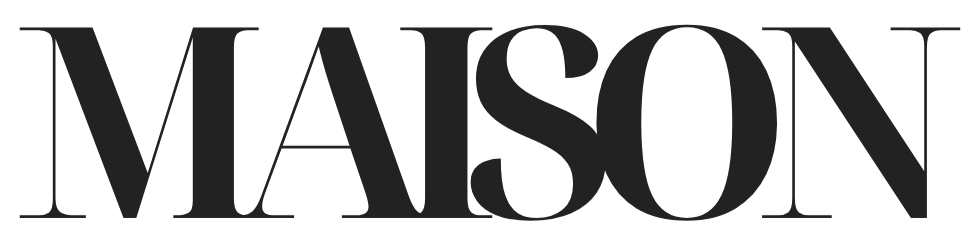 Das Bild zeigt das Wort "MAISON" in großen schwarzen Buchstaben auf schwarzem Hintergrund.