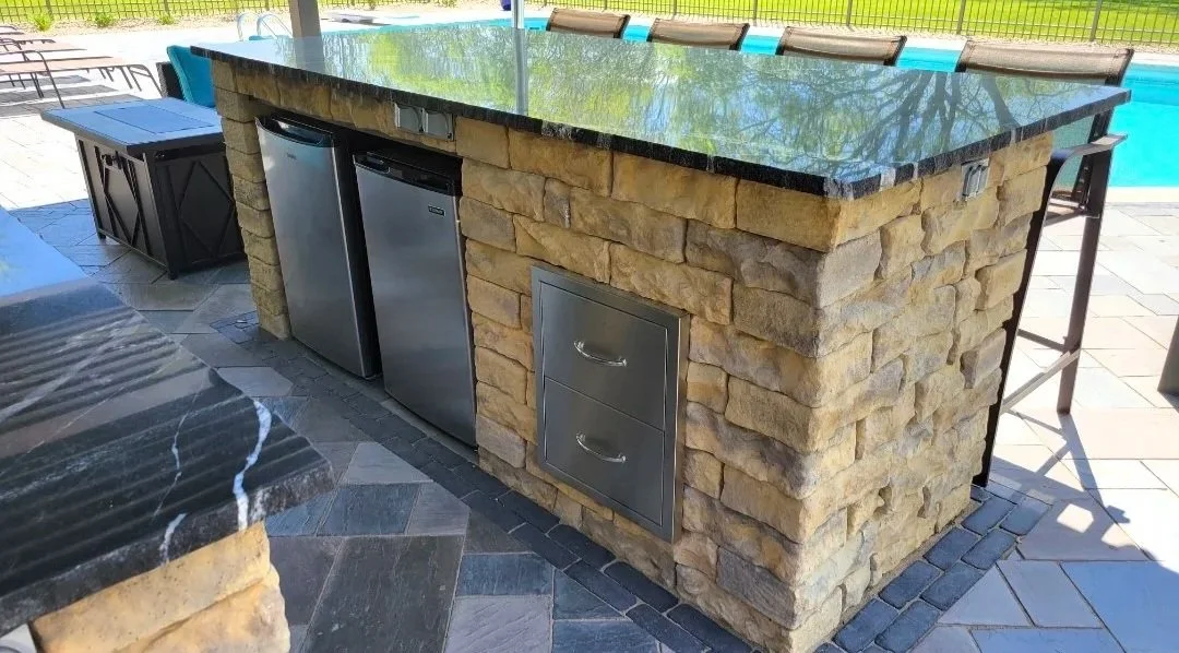 Hardscape outdoor counter top by pool