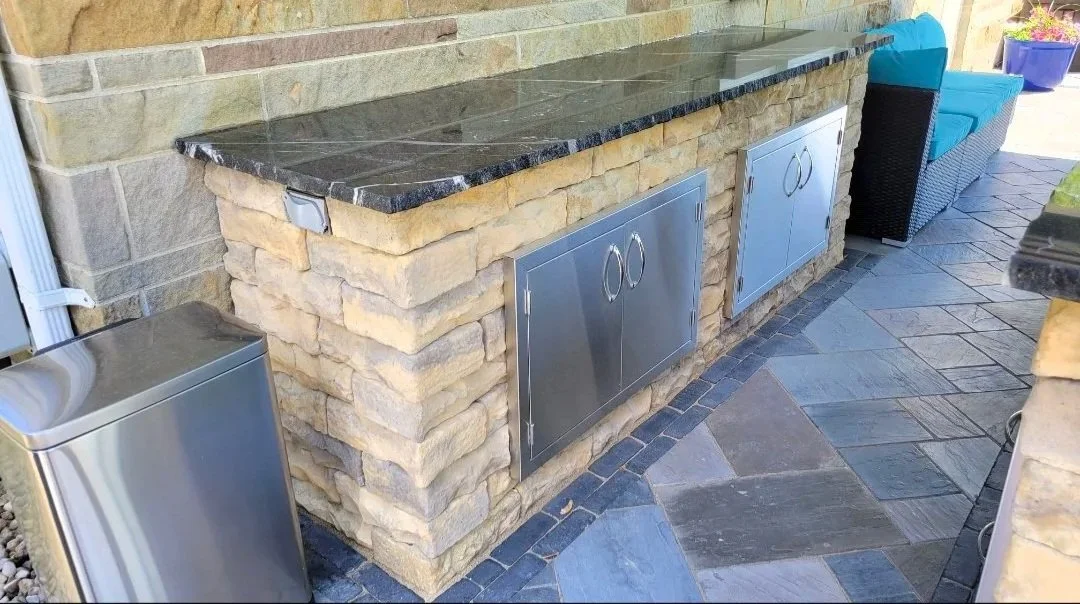 Hardscape outdoor counter top by pool