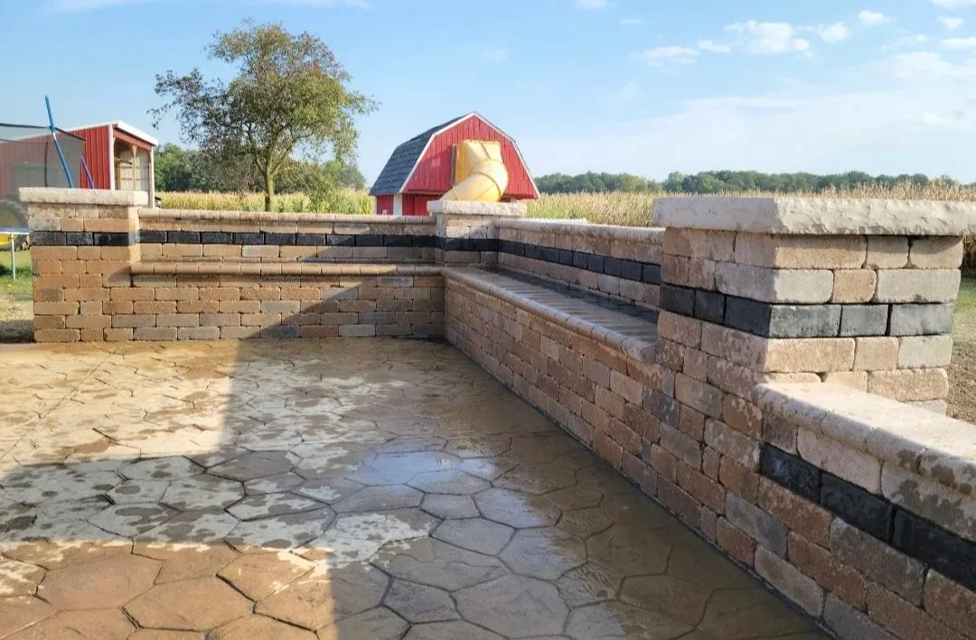 Outdoor hardscape bench seat around a concrete patio