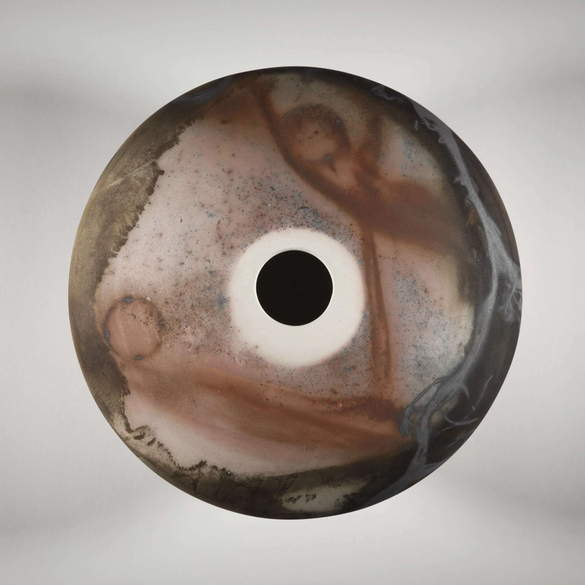 ´Cadence´ Vessel 2024
White Stoneware Clay, Thrown & Saggar Fired with West Cork sawdust, seaweeds, recycled wires and oxides (H) x (L) x (W) 10.5 cm x 21.5 cm x 21.5 cm
