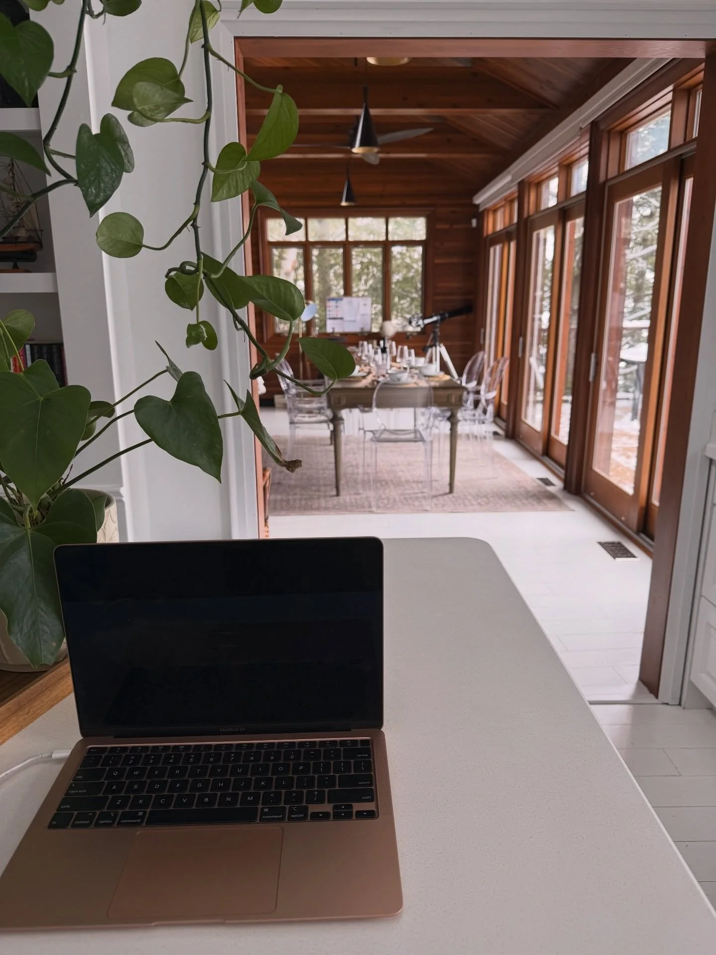 Winter may be sticking around, but the views are still cozy ❄️✨

Snow-covered mornings, toasty fires, and lake views that never get old 🤍

Lily&rsquo;s Lake House is the perfect place to slow down and soak it all in&mdash;no matter the season.

#Mus