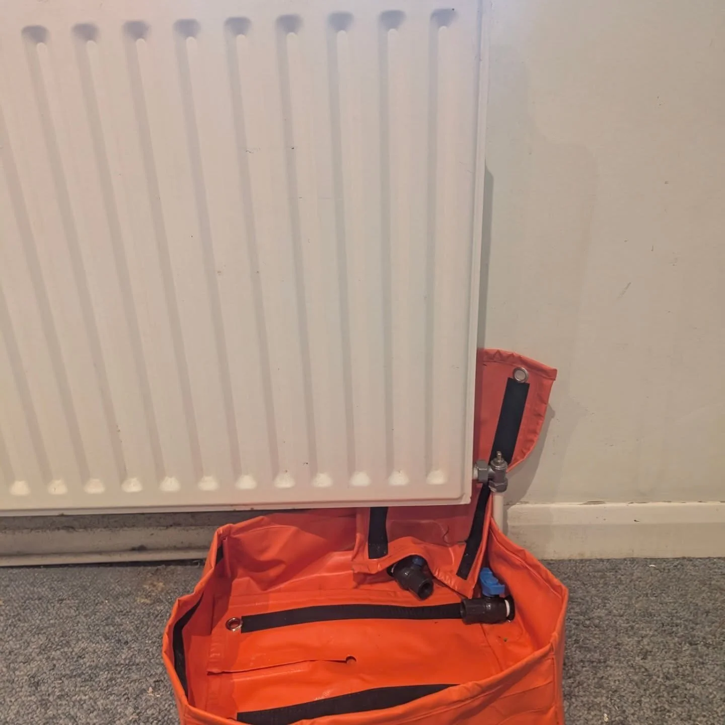 Radiator removal in Ascot today 🔧

Customer needed the room prepped for decorating, so the radiator was safely removed using PlumbThum temporary valves and my collapsible containment tray &mdash; meaning:
✔ No leaks
✔ No water damage
✔ No mess on ca