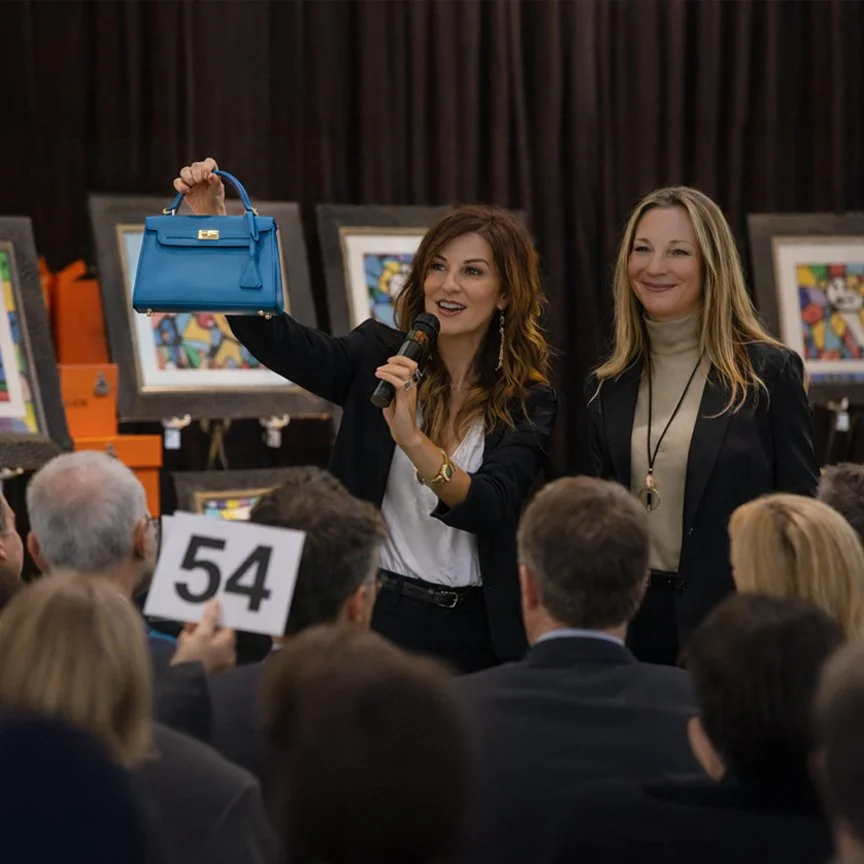 gallery_0001_left hand hold mic.jpg