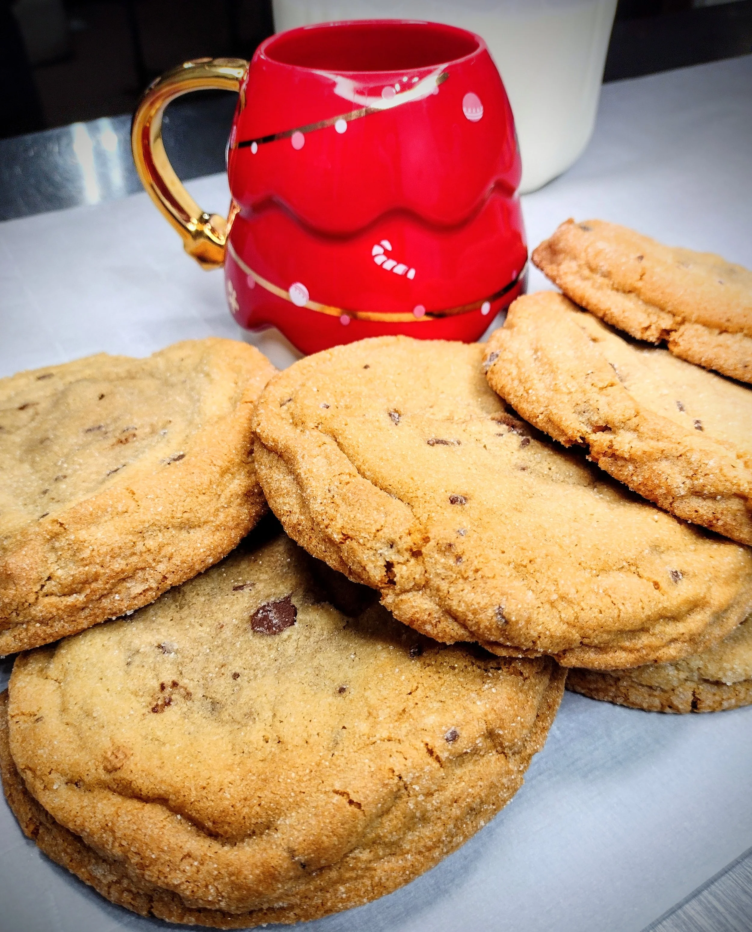 Colossal chocolate chip cookie pack (6)