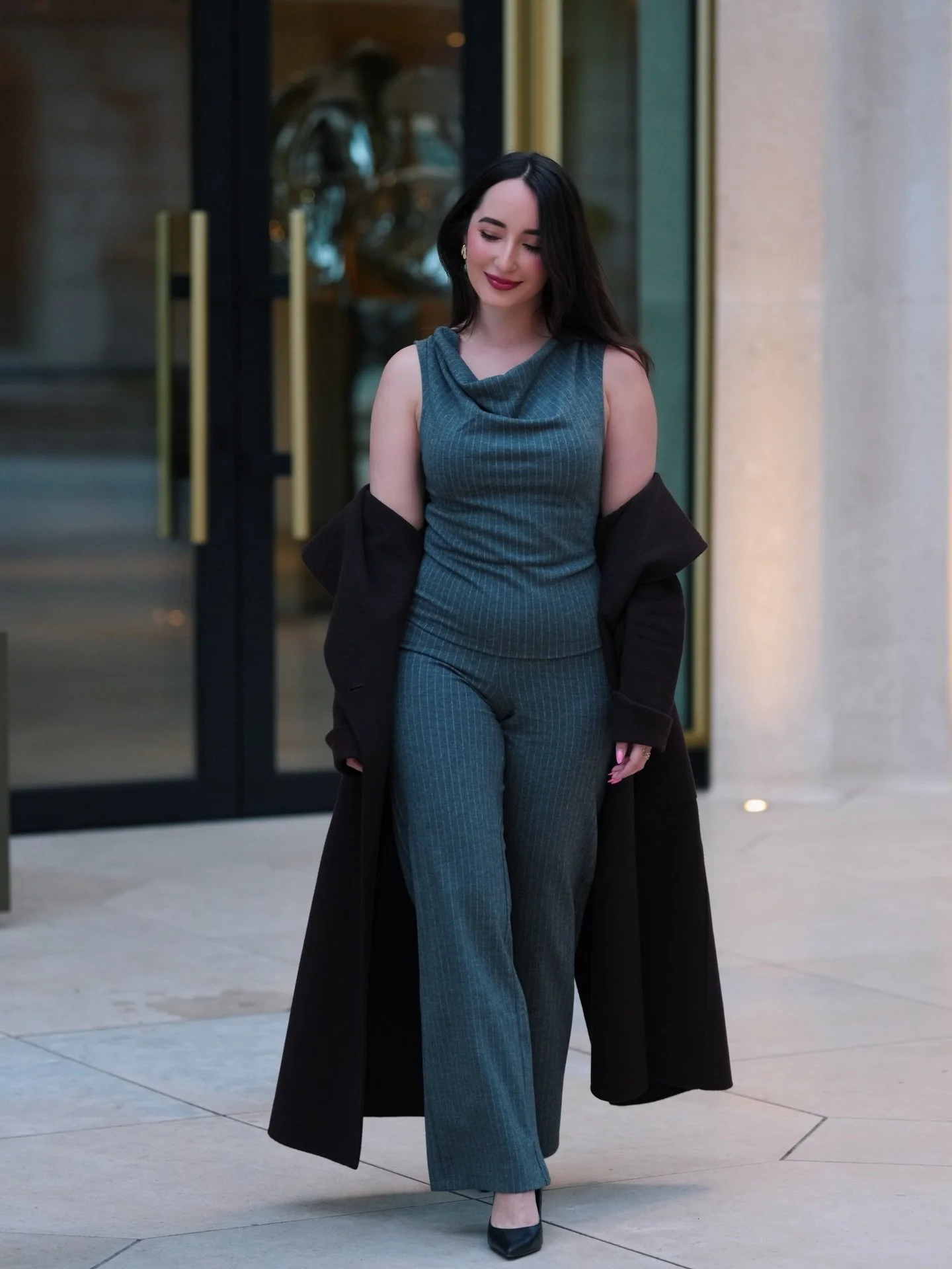 Happy Valentine&rsquo;s Day to everyone! 🌹
Be kind, live your dreams and enjoy every moment while you can! 🥰

#elegance #pinstripe #classicstyle