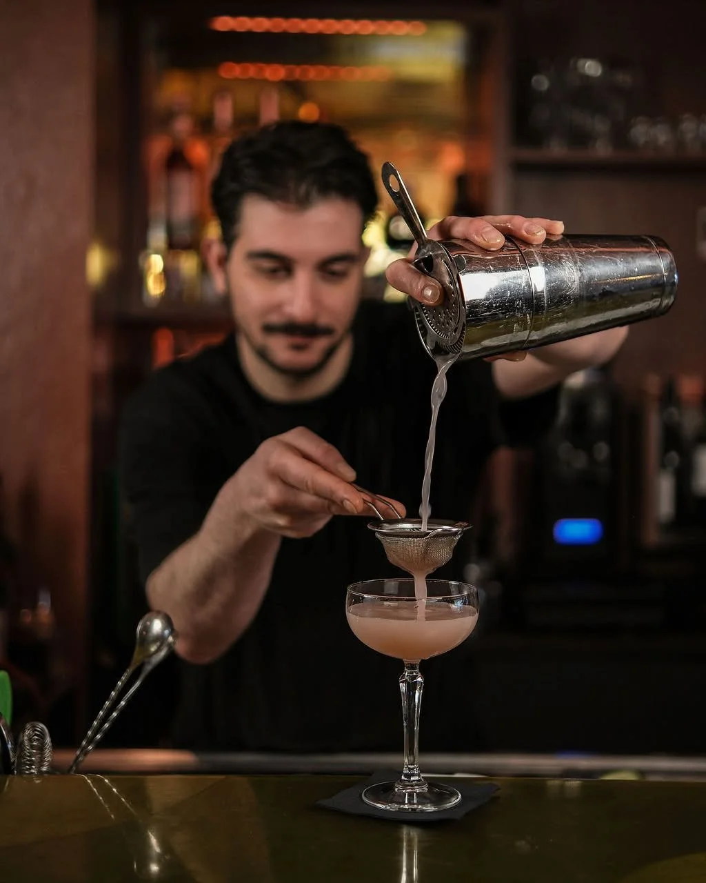 Our favourite pour 🍸 
#barmaimai #amsterdamhotspot #depijp #barnight