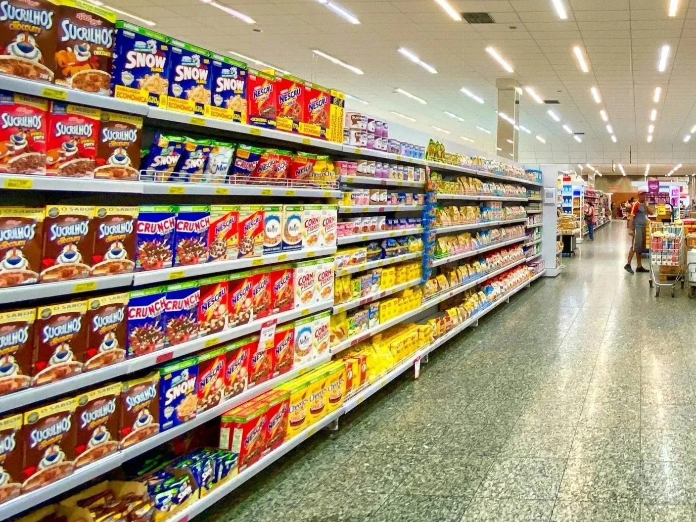 Handle food in grocery or retail settings