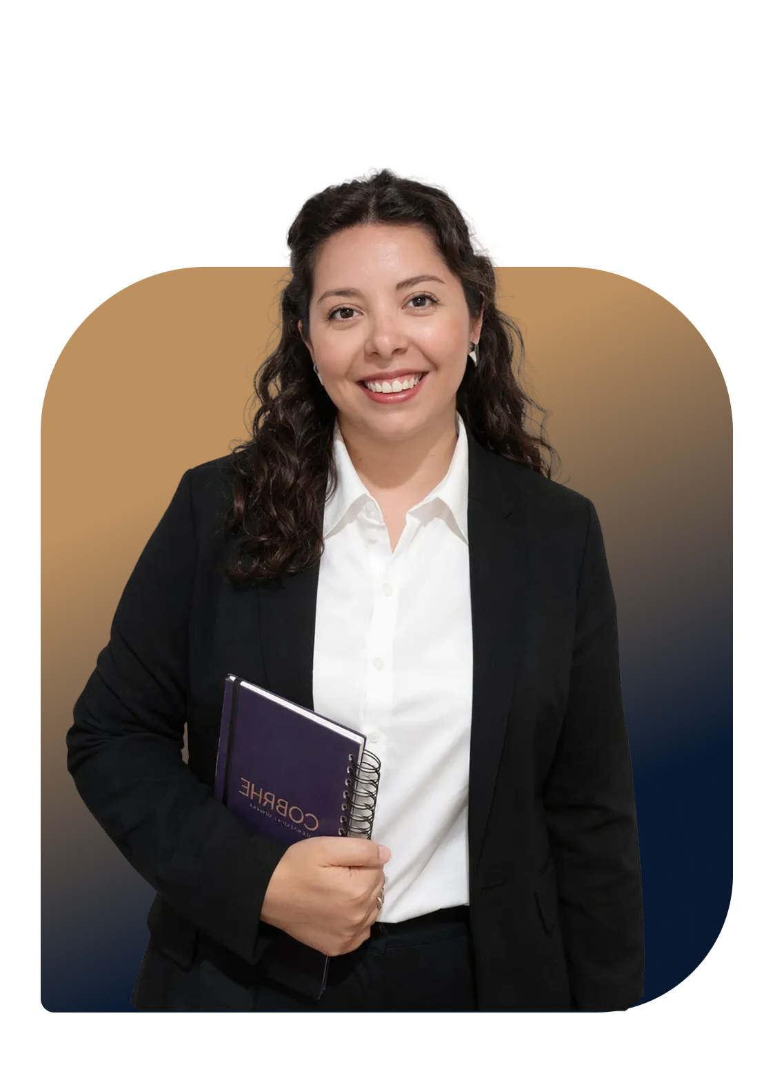 Mujer sonriendo, con cabello rizado y vestido formal, sosteniendo una libreta de color morado que dice "CORRE".