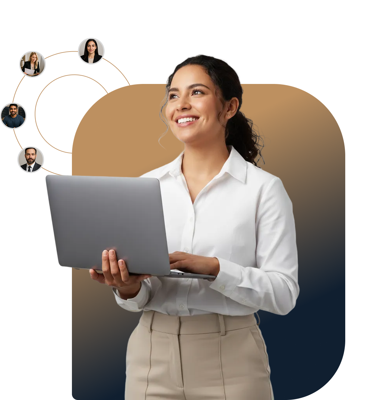 Una mujer sonriente sosteniendo una laptop en un entorno profesional de recursos humanos o Human Resources.