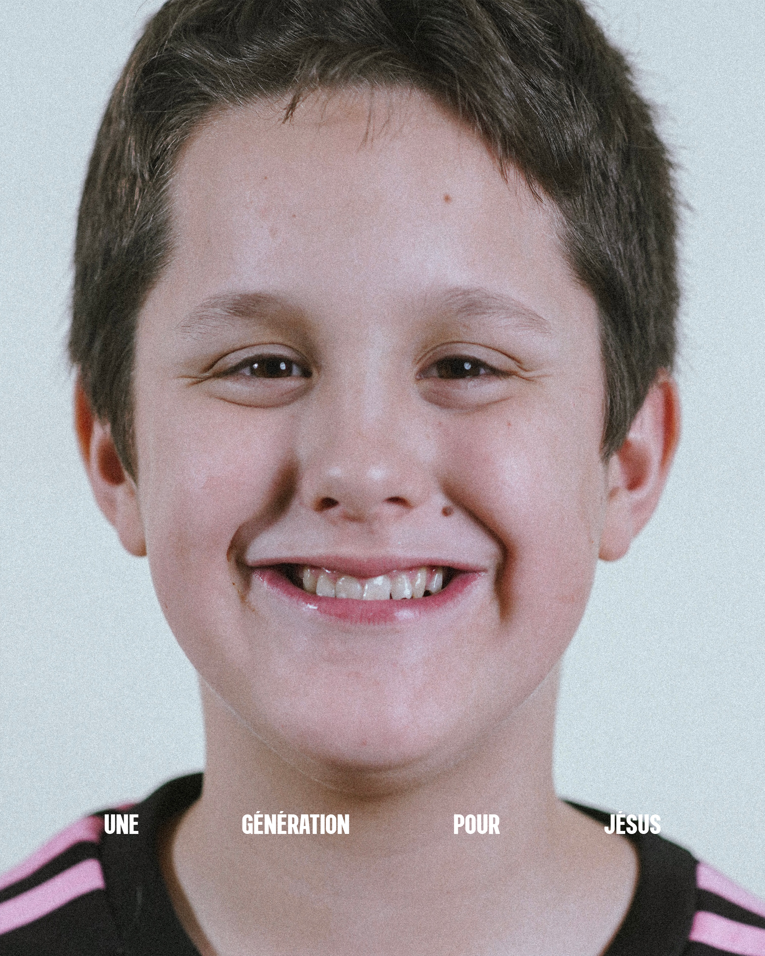 Un portrait d'une personne souriante avec les yeux mi-clos, portant un maillot de sport avec des rayures roses et noires, fond blanc. Texte superposé : "Une génération pour Jésus".