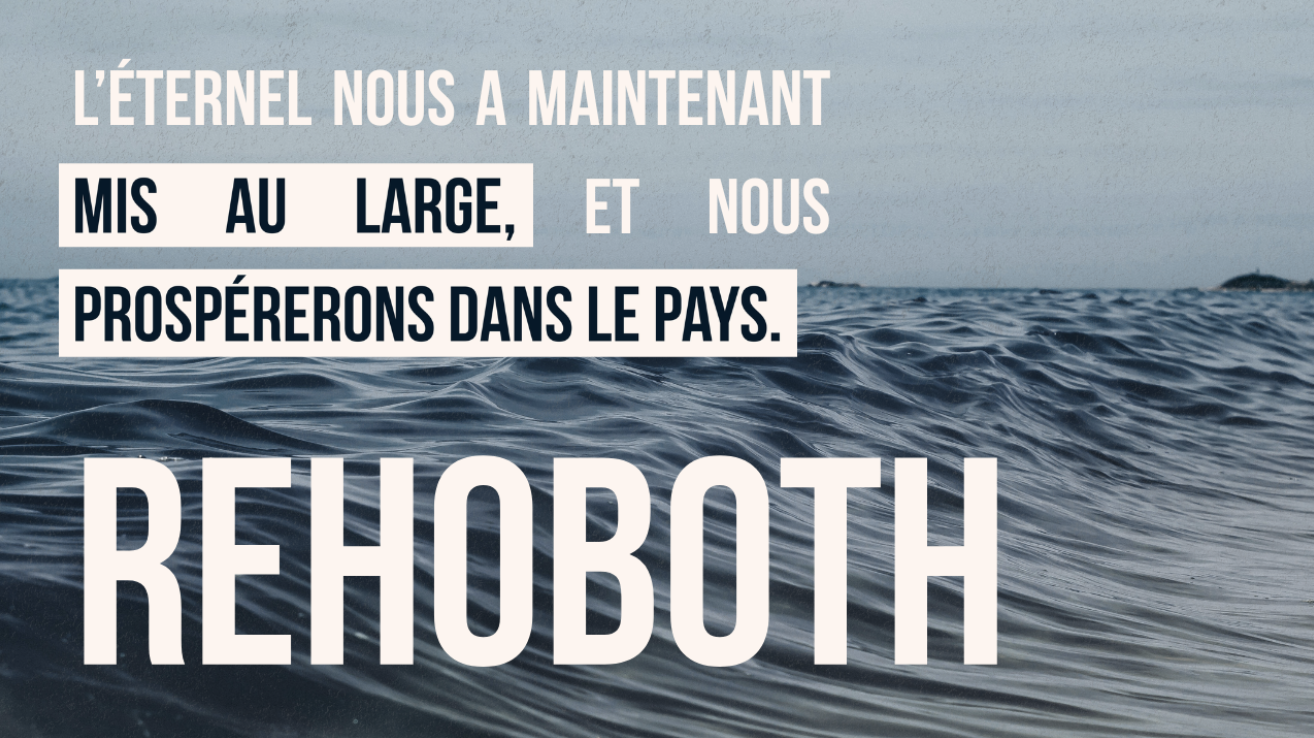 Une citation en français sur fond d'océan avec des vagues.