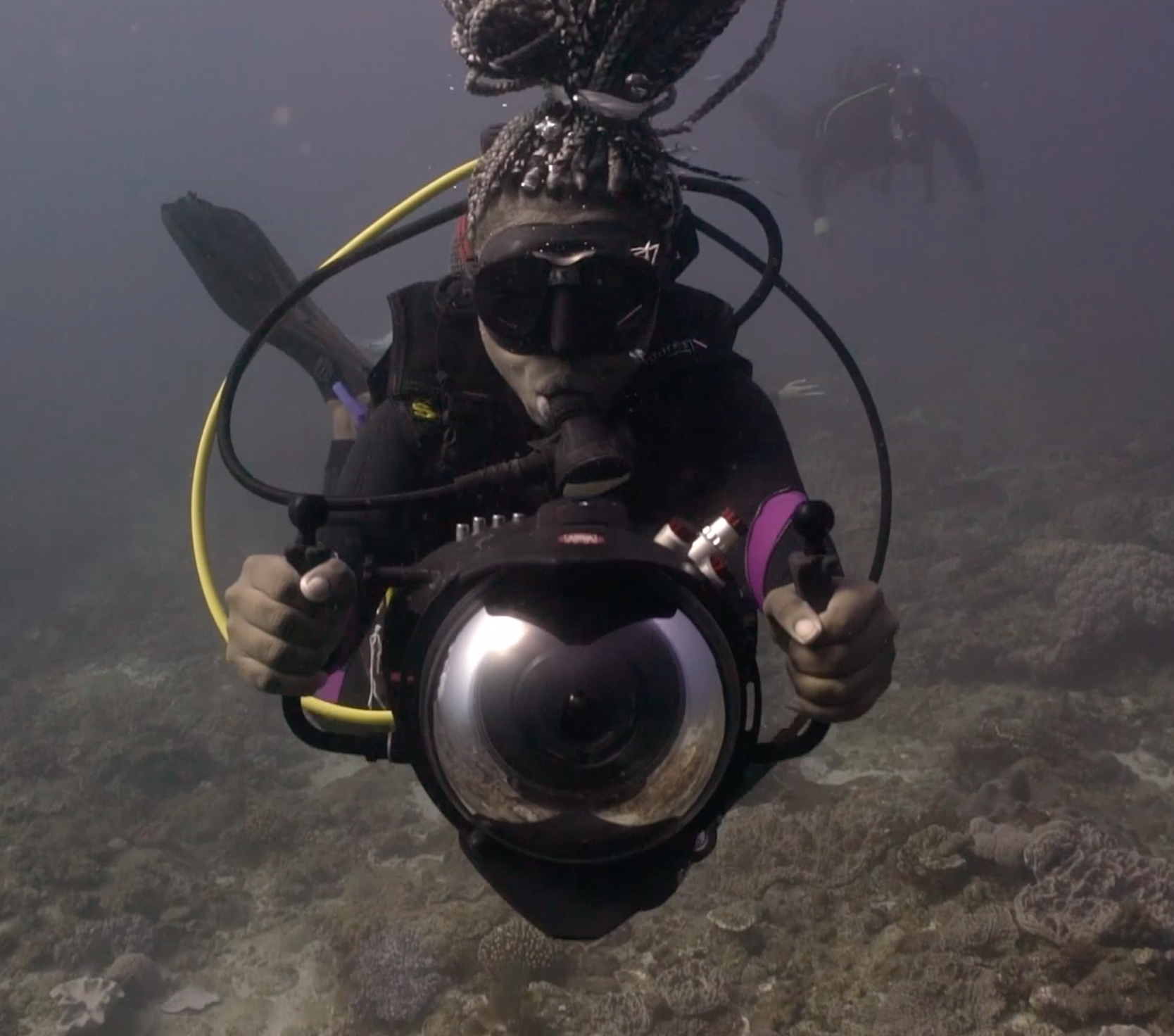 Woman onservationist exploring in ocean floor