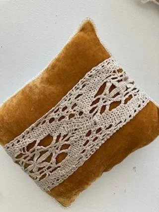 gold velvet pillow 1.jpg