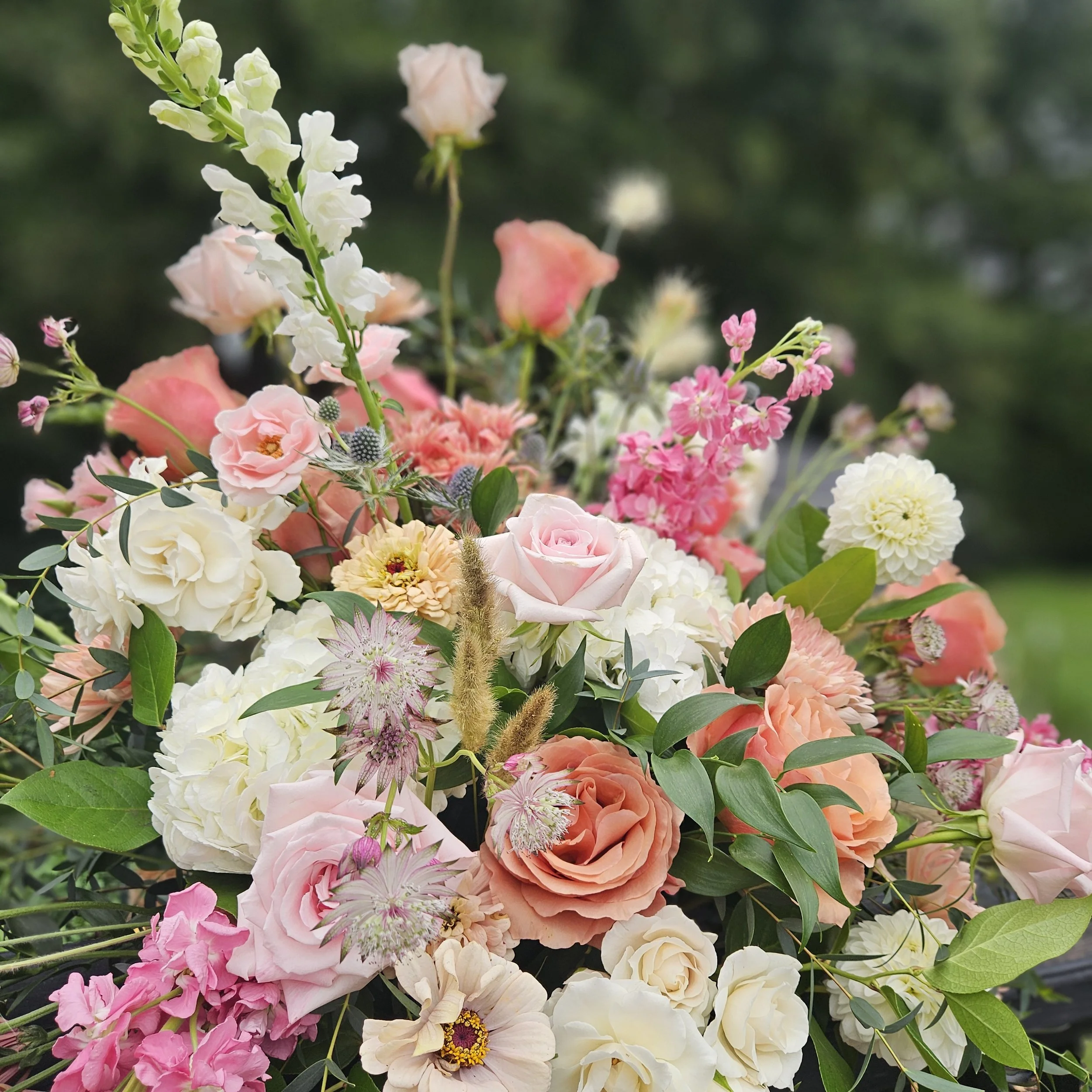 Experience the joy of flowers with floral design workshops and blooms bars!