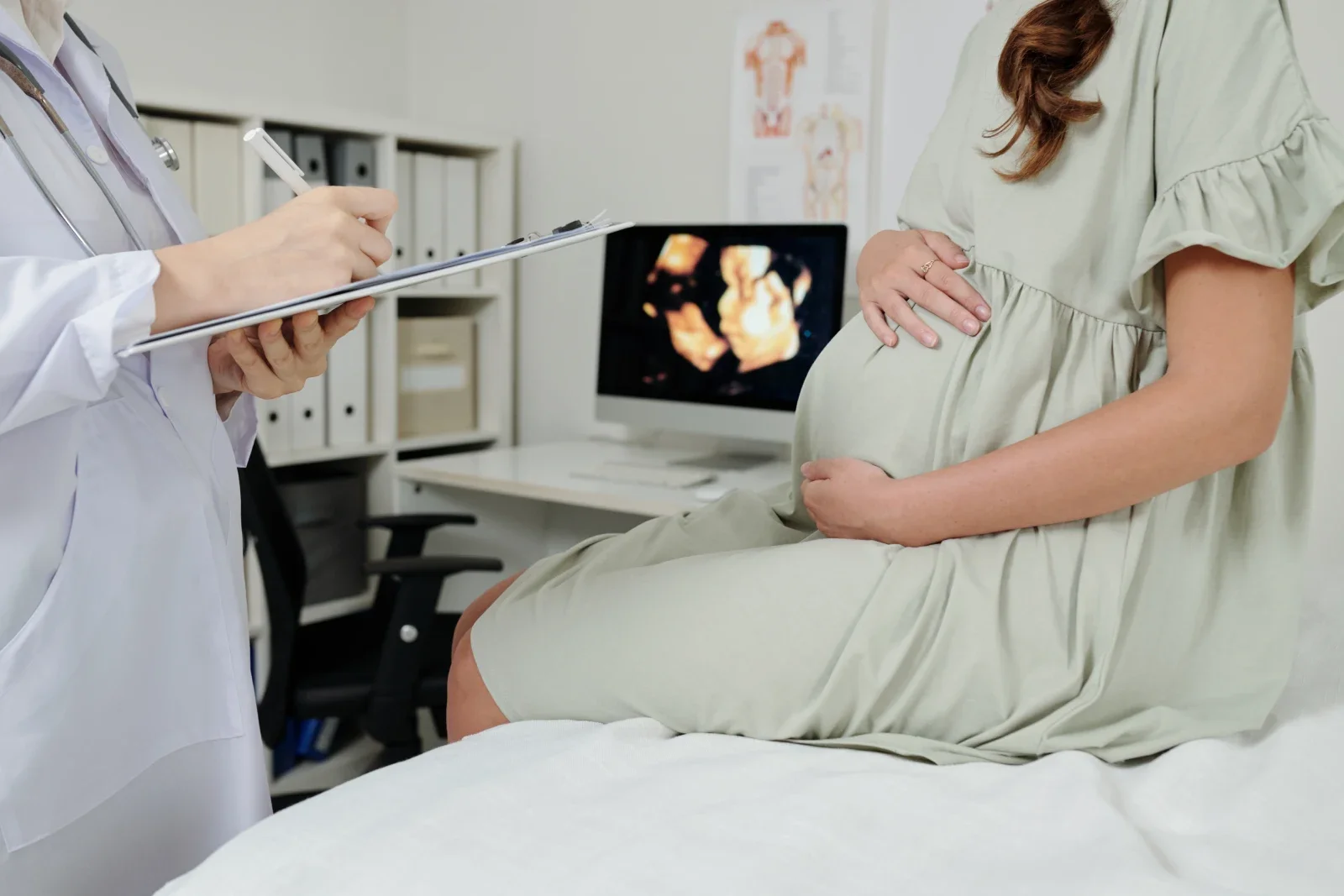 doctor-making-conclusion-after-ultrasound-2025-01-29-12-49-19-utc.webp