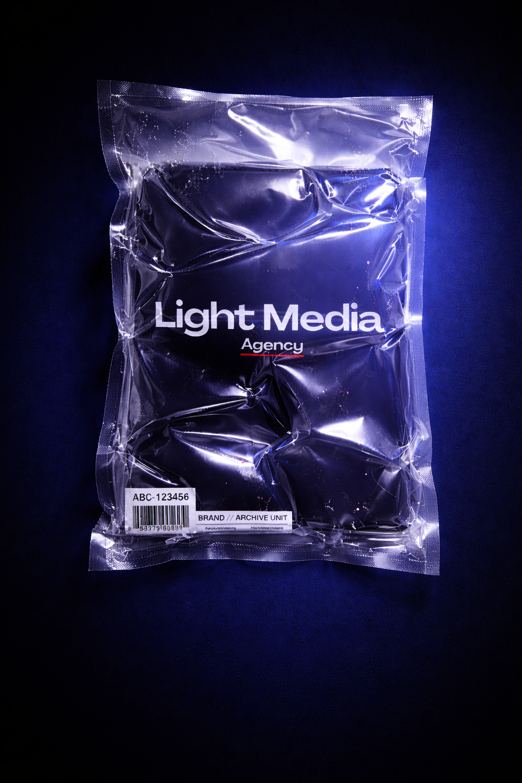 Un sac en plastique transparent avec le texte 'Light Media Agency' et une étiquette avec un code-barres et des informations sur une unité de stockage.
