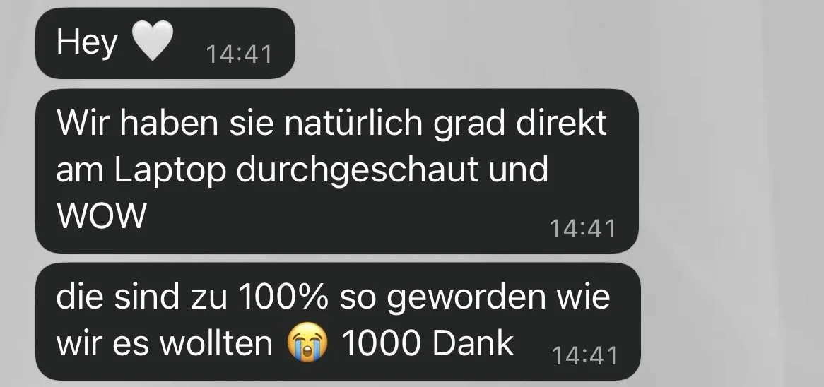 Screenshot eines WhatsApp-Chatverlaufs mit deutschen Texten über einen Laptop, mit Emojis und Zeitangaben.