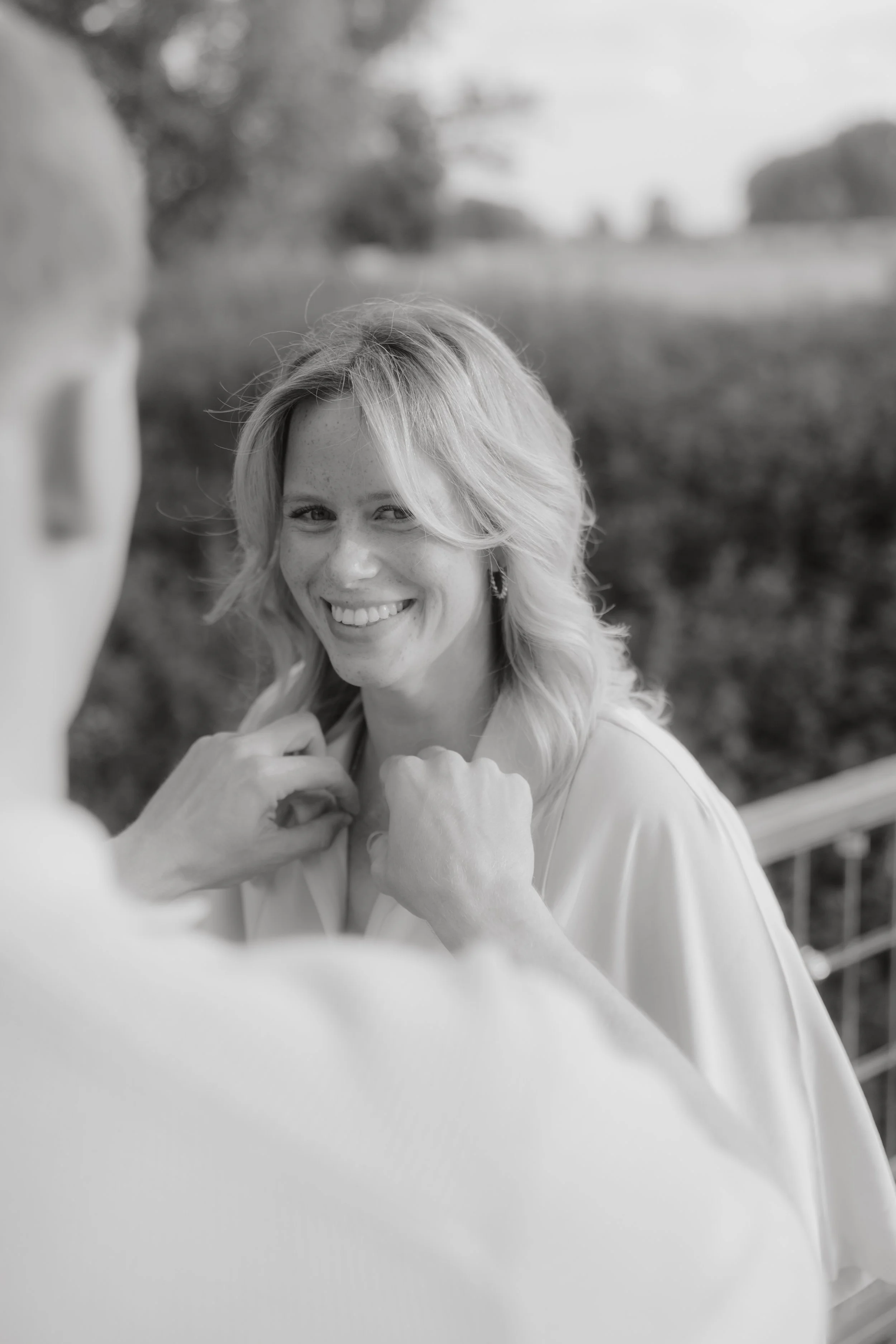 Modernes ungestellte Paarshooting, der Mann richtet die Bluse seiner Frau in Düsseldorf